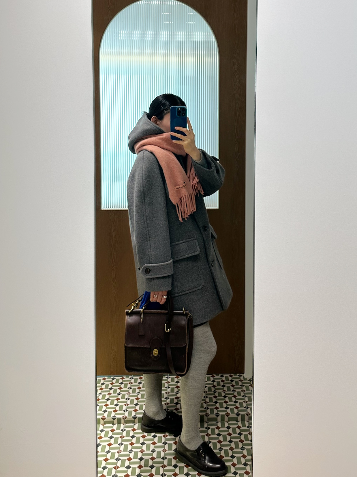 Acne Studios Narrow Wool Fringe Muffler Rose Melange, Dr. Martens 1461 Arcadia Leather Shoes Cherry Red Arcadia 착용 스타일 - 4