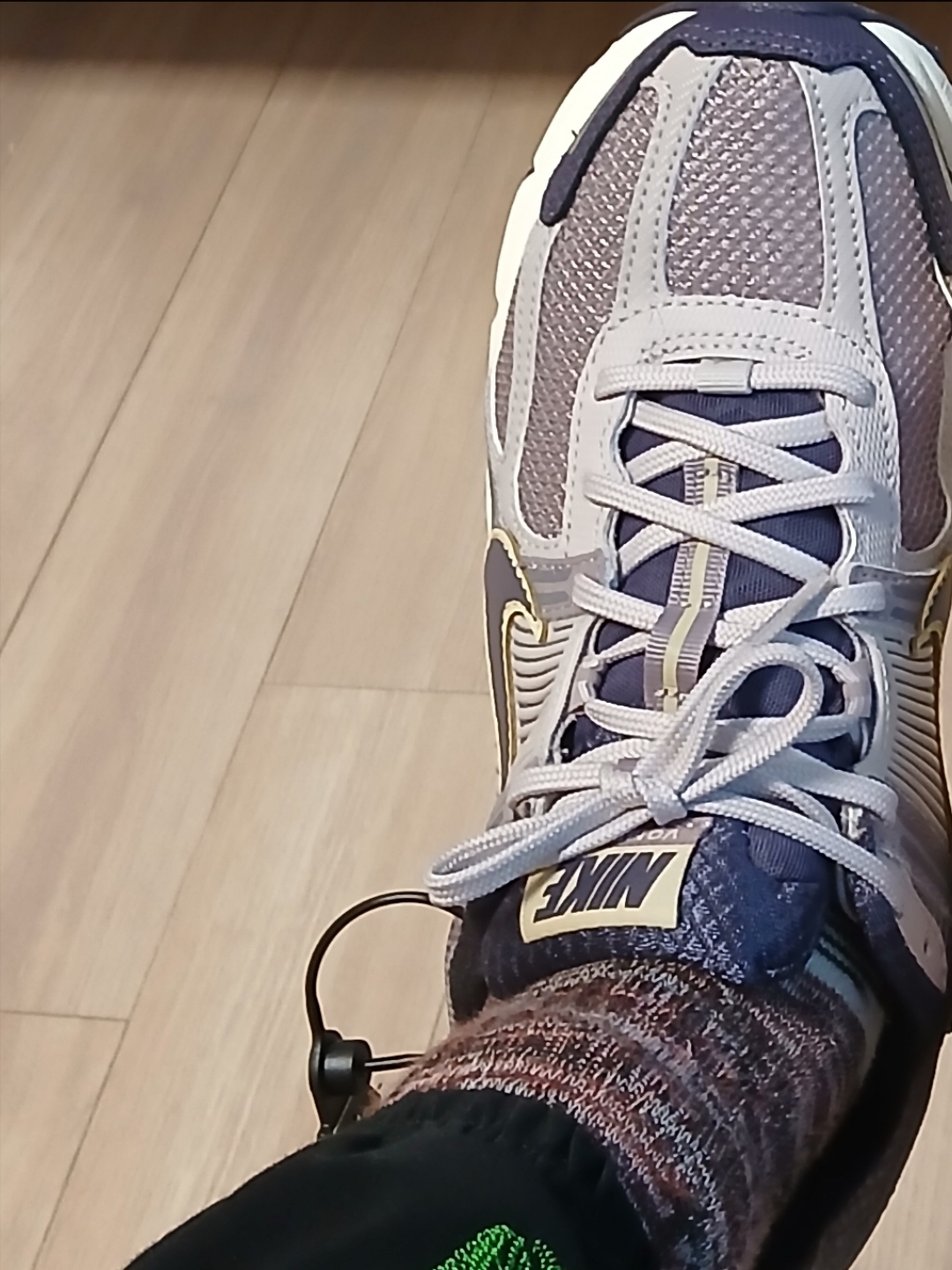 Nike Zoom Vomero 5 Platinum Violet Dark Raisin 착용 스타일