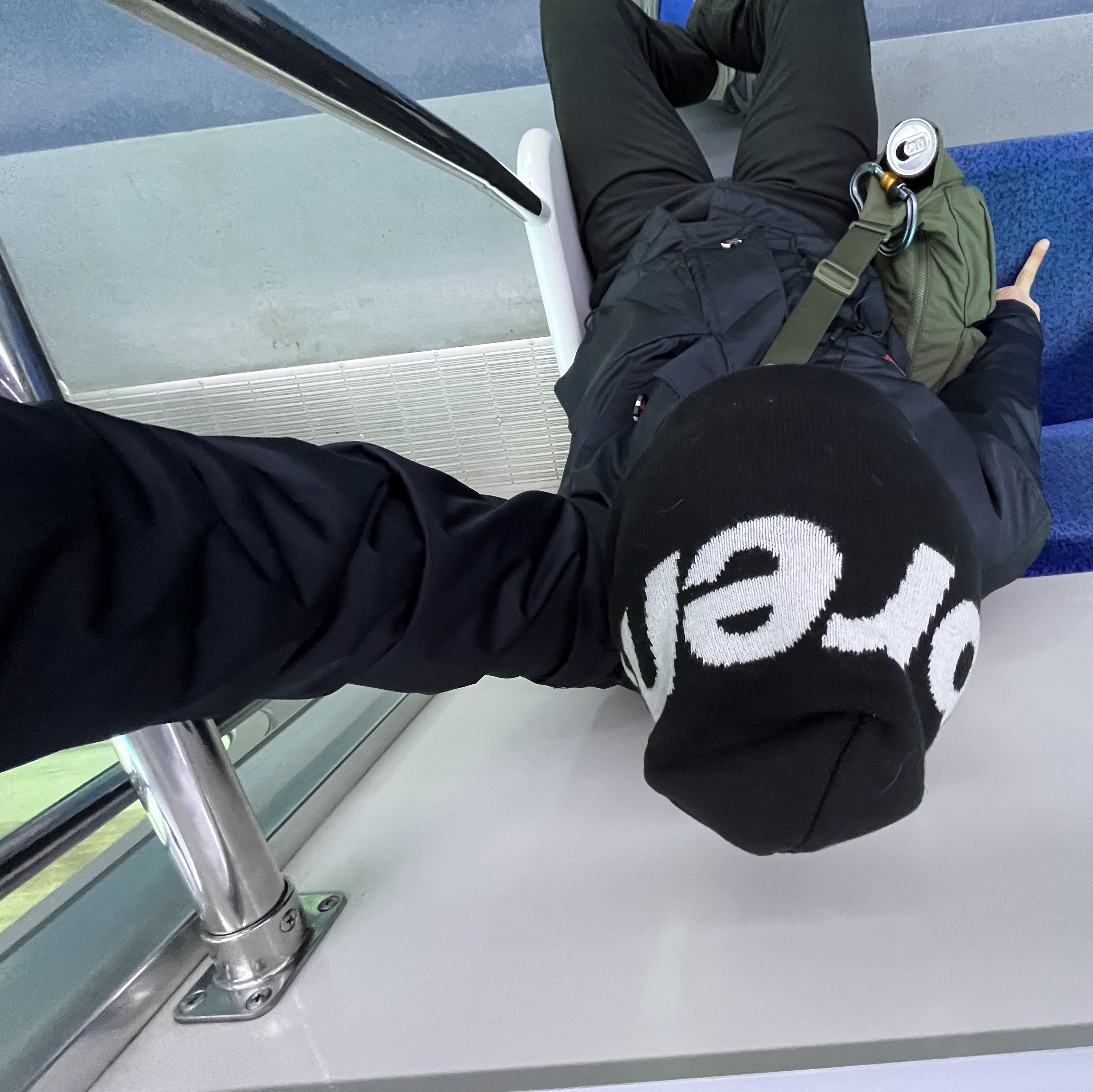Supreme Big Logo Beanie Black 착용 스타일