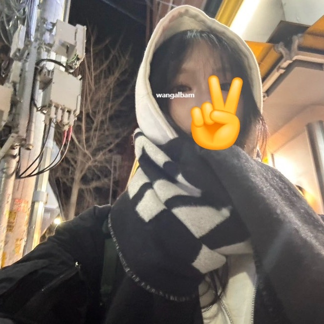 Jacquemus L'echarpe Fringe Logo Muffler Black 착용 스타일 - 2