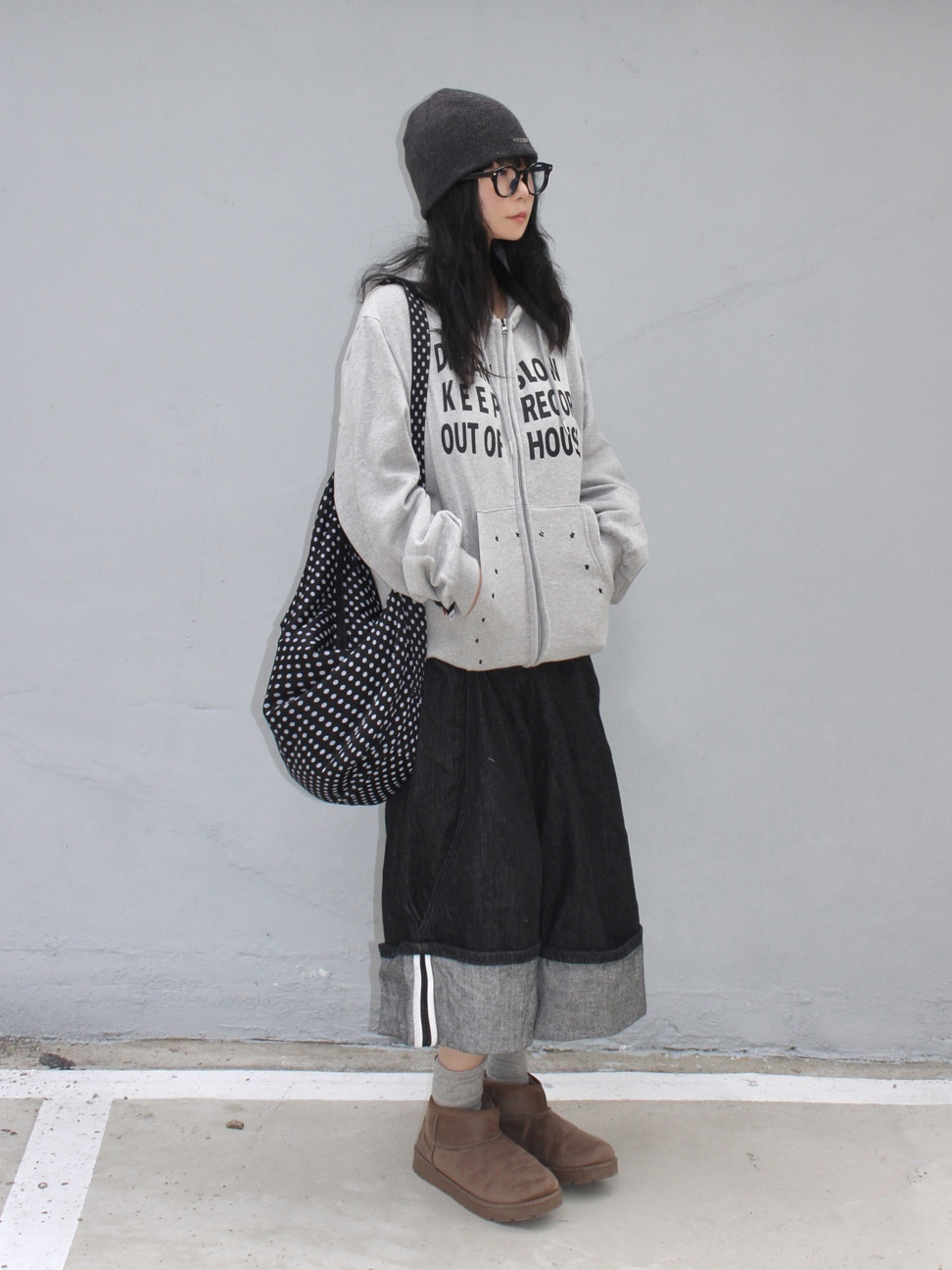 SLOW RECORD HOUSE Typo Star Hood Zip-Up Grey 착용 스타일 - 1