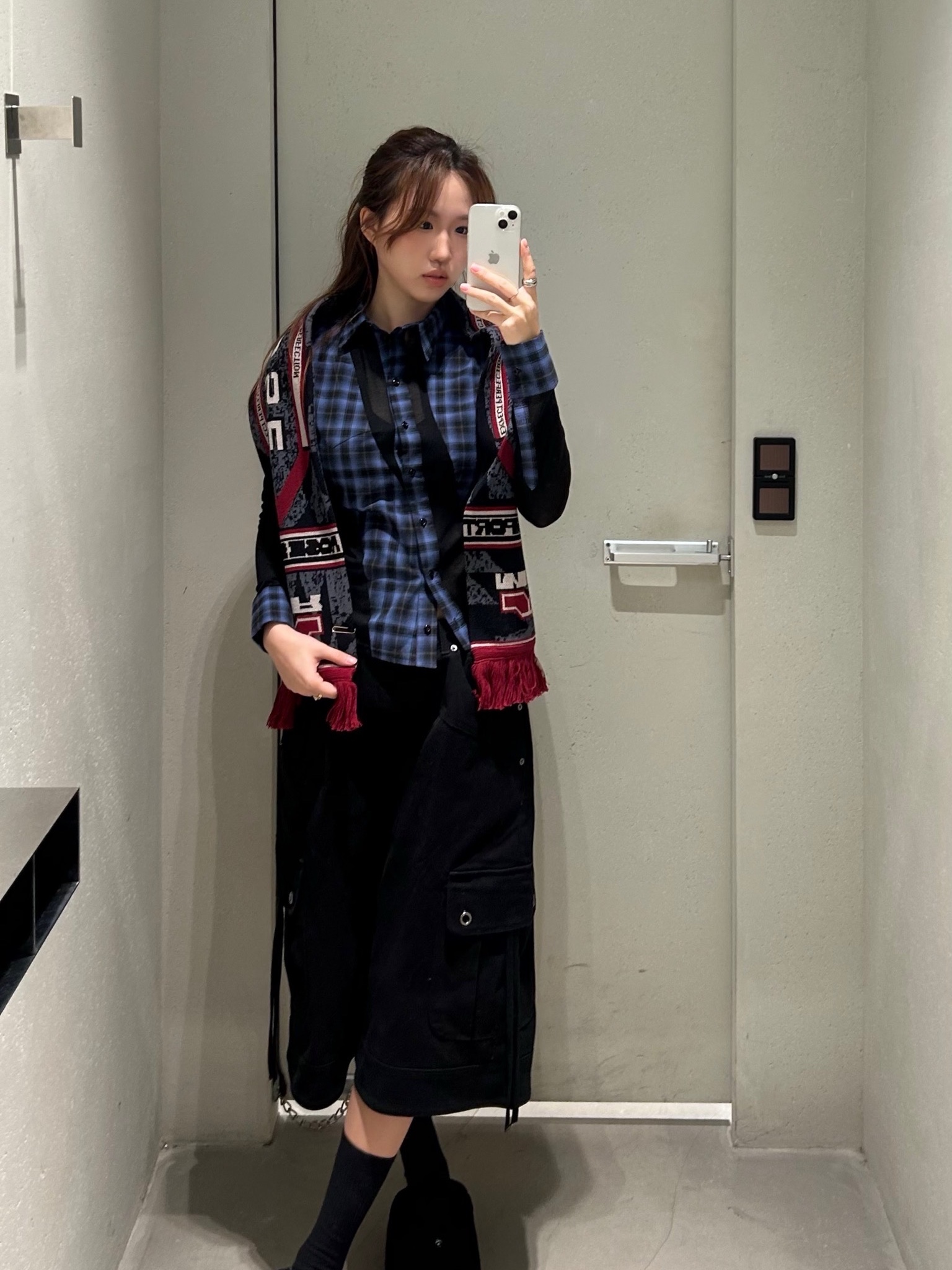 Rave Review Women Megah Tight Fitted Assymetric Button Down Shirt Black Grey - 25FW 착용 스타일 - 2