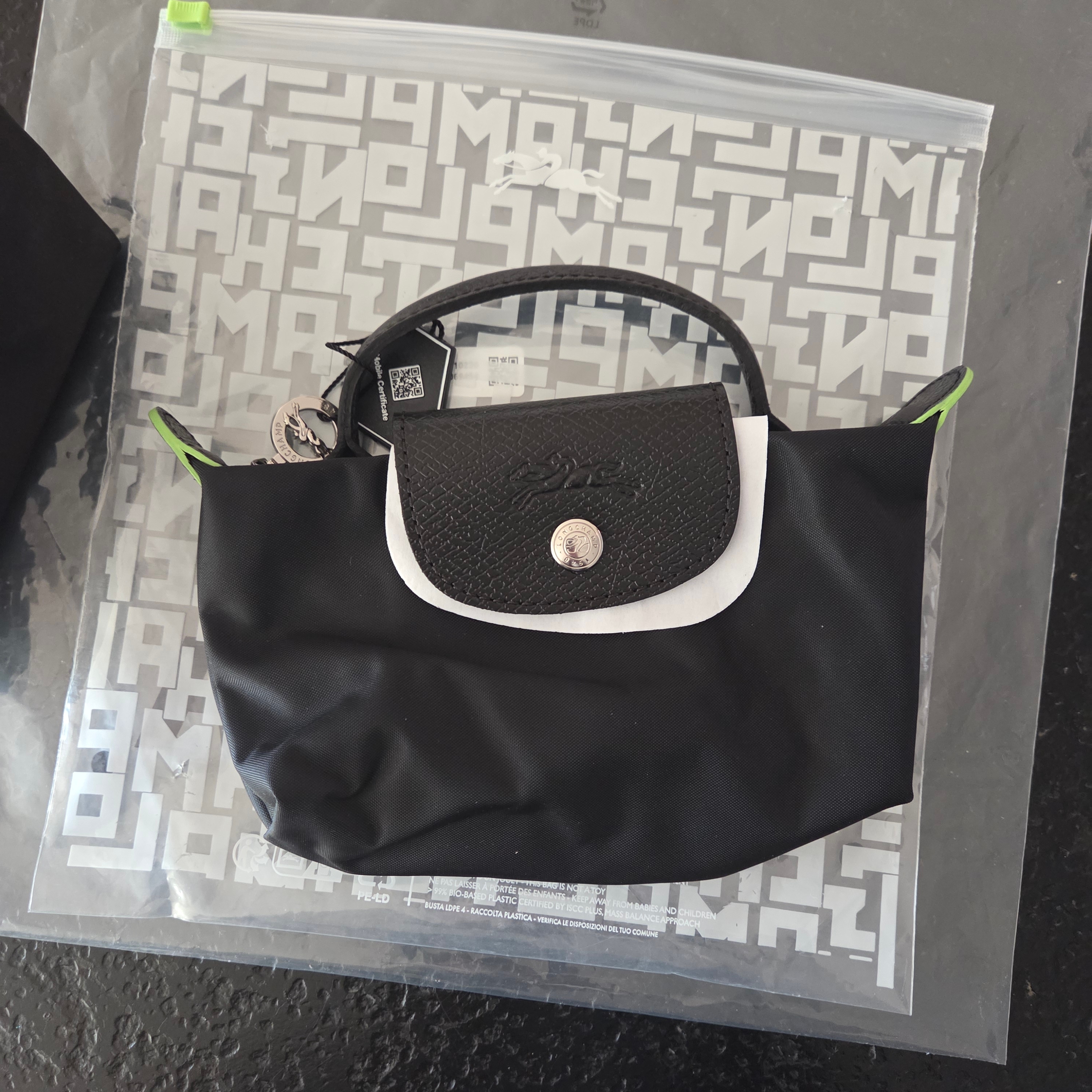 Longchamp Le Pliage Green Handle Pouch Black 착용 스타일 - 3