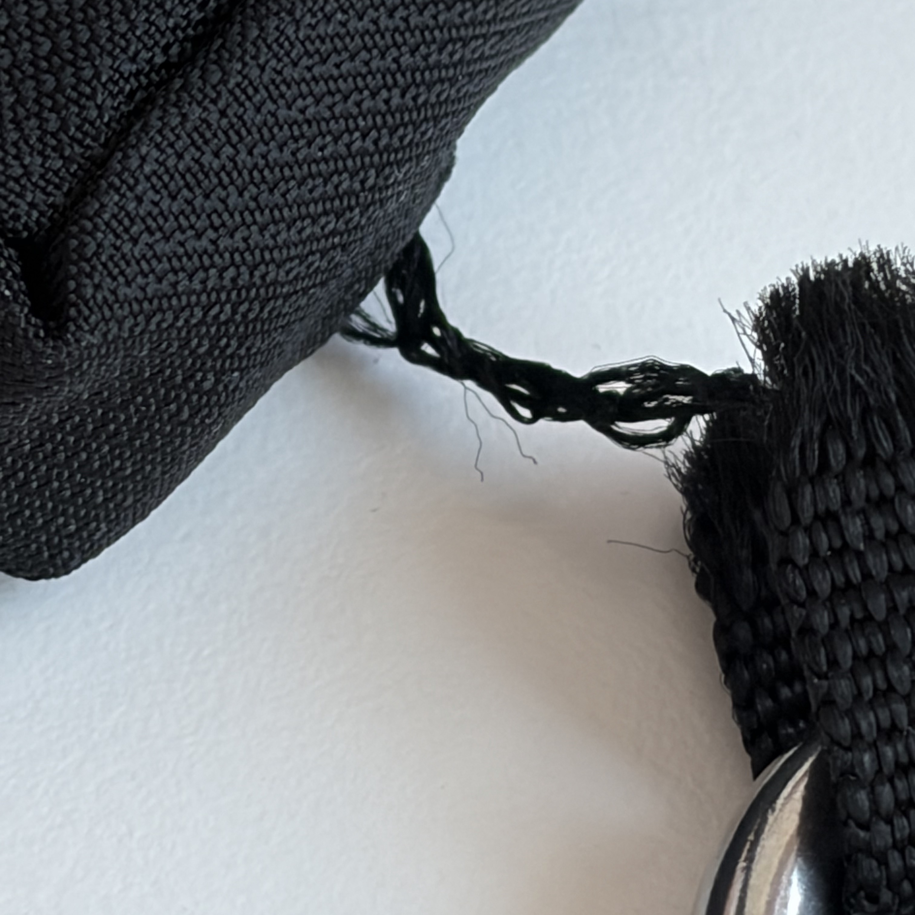 Mischief Rhombus Carabiner Pouch Black 착용 스타일 - 1