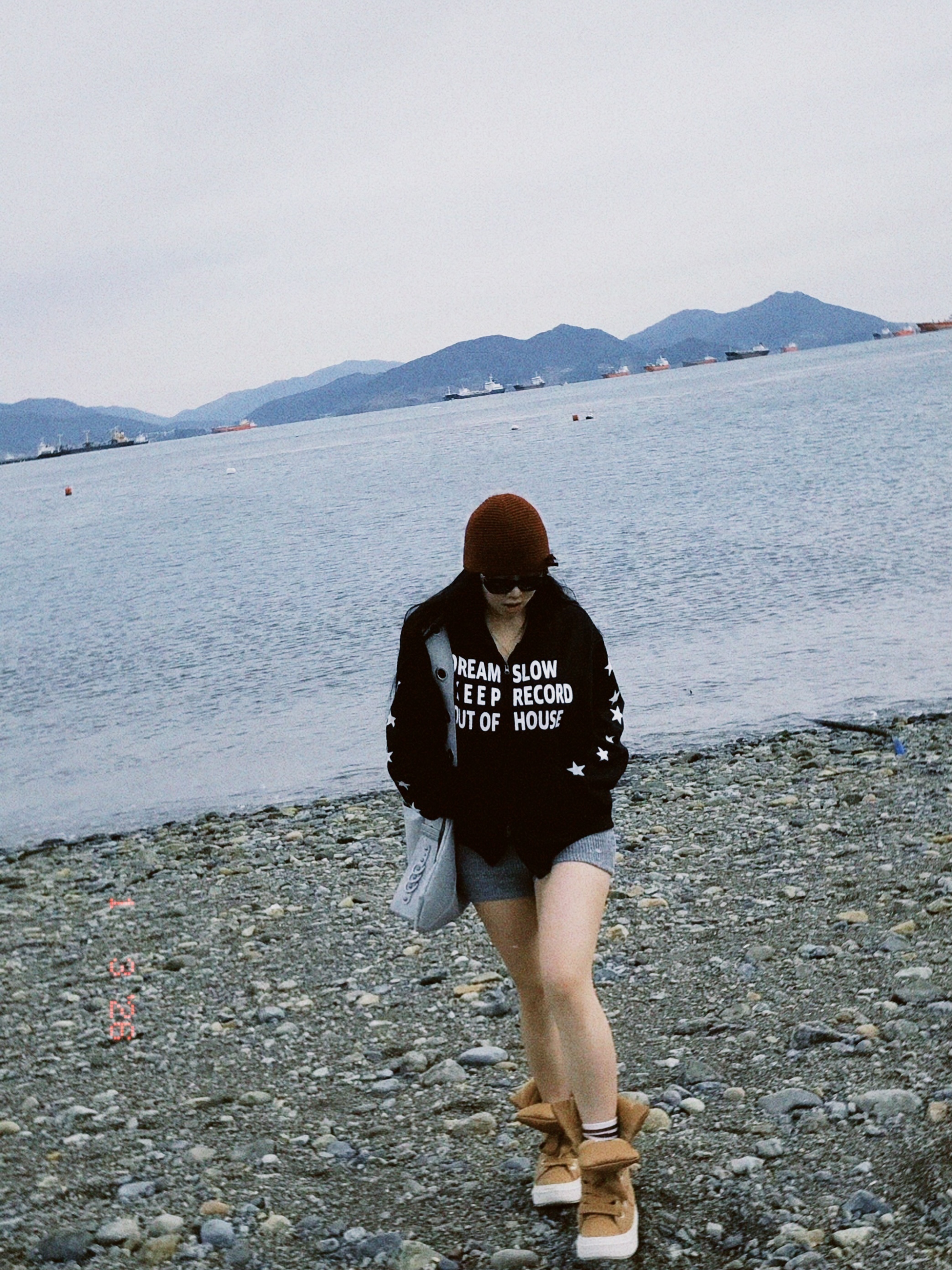 SLOW RECORD HOUSE Typo Star Track Zip-Up_Black 착용 스타일 - 1