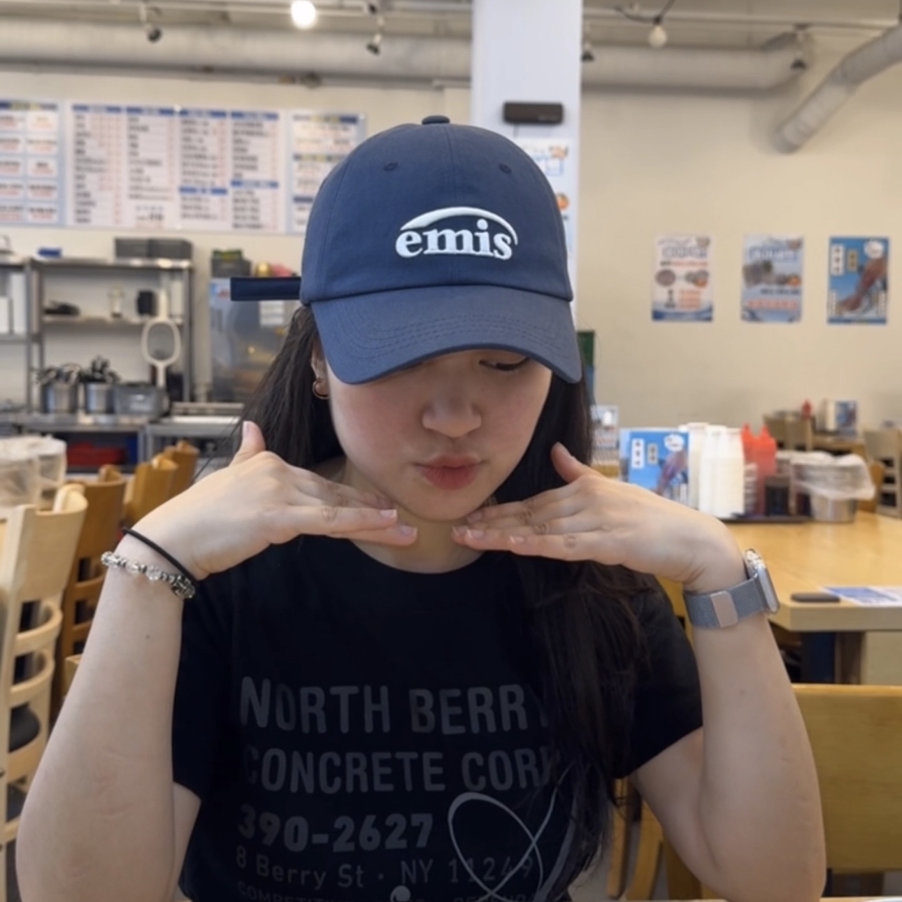 Emis New Logo Emis Cap Navy 착용 스타일