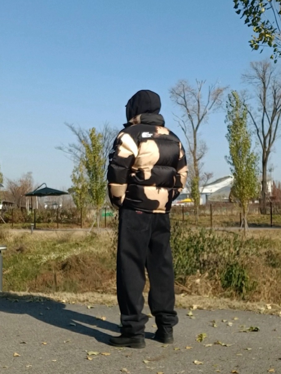 Supreme x The North Face Bleached Denim Print Nuptse Jacket Black - 21FW, Supreme Baggy Jean Black - 25FW 착용 스타일