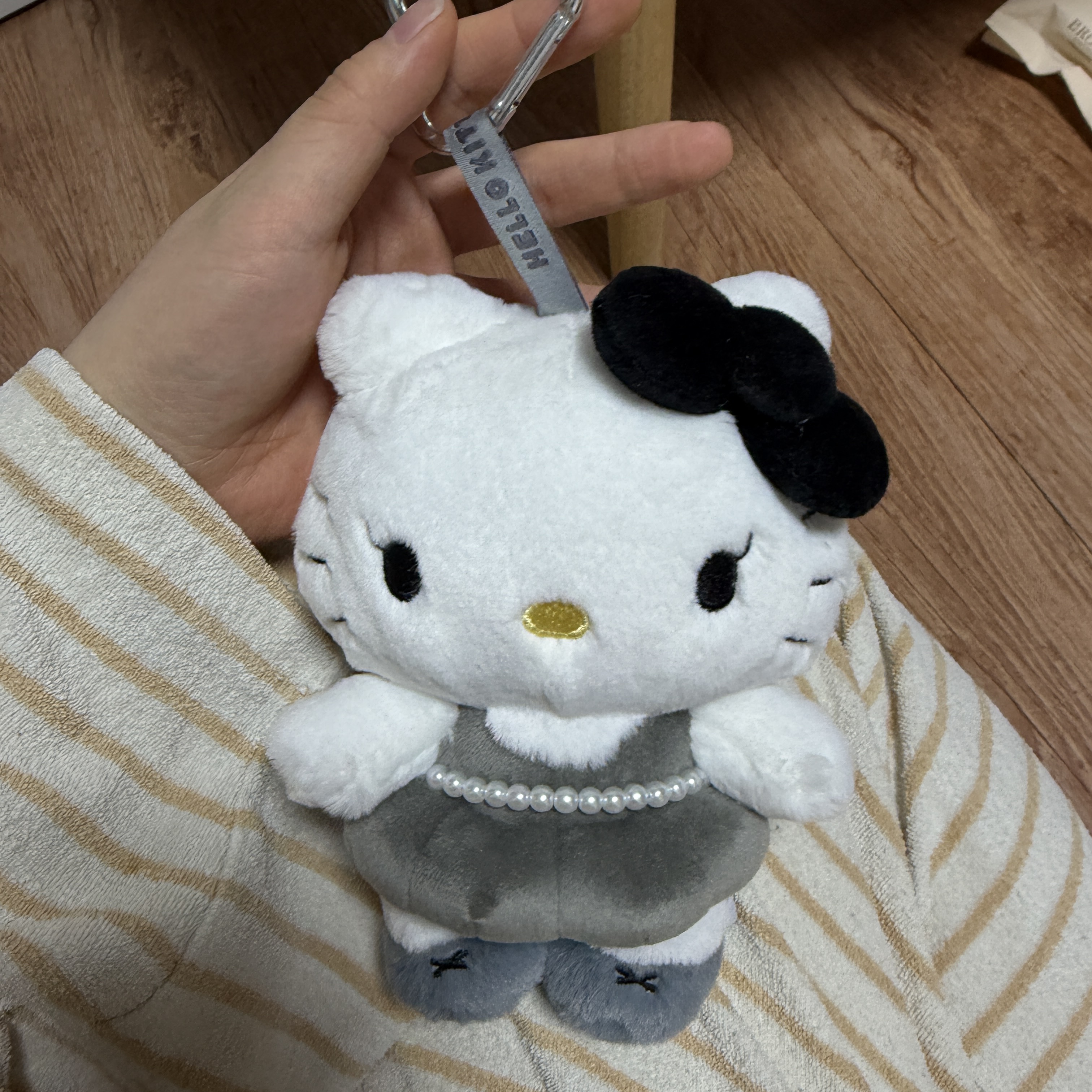 HELLO KITTY x JISOO Plush Keychain Black Gray (Opened Case) 착용 스타일