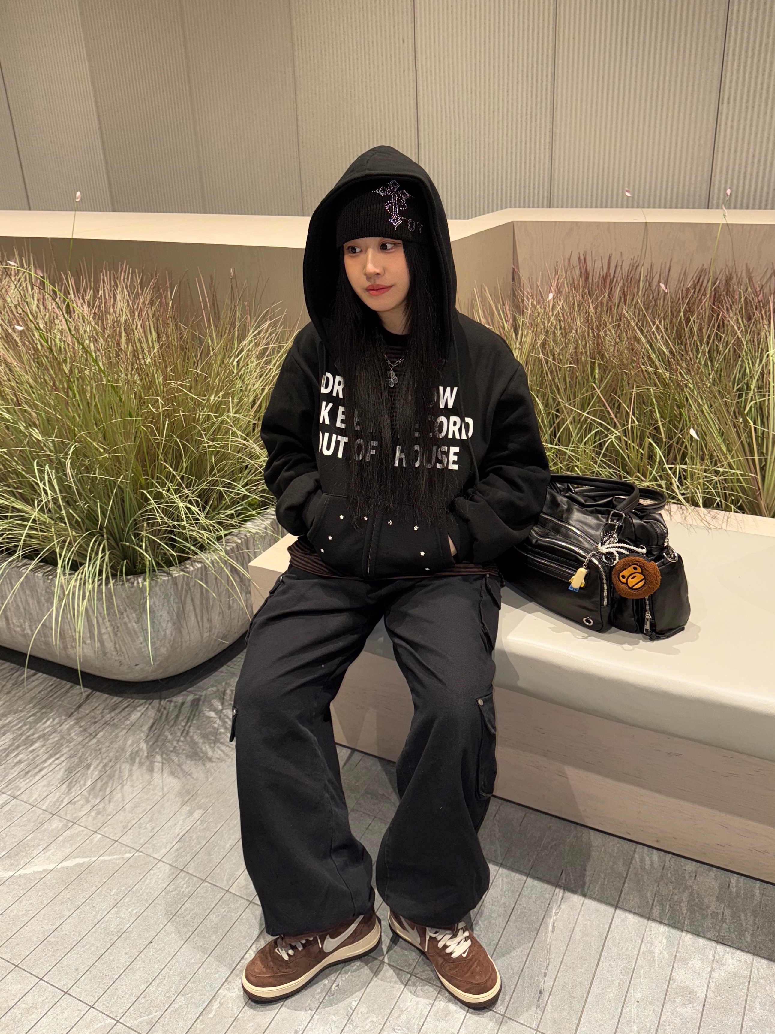 SLOW RECORD HOUSE Typo Star Hood Zip-up Black 착용 스타일 - 4