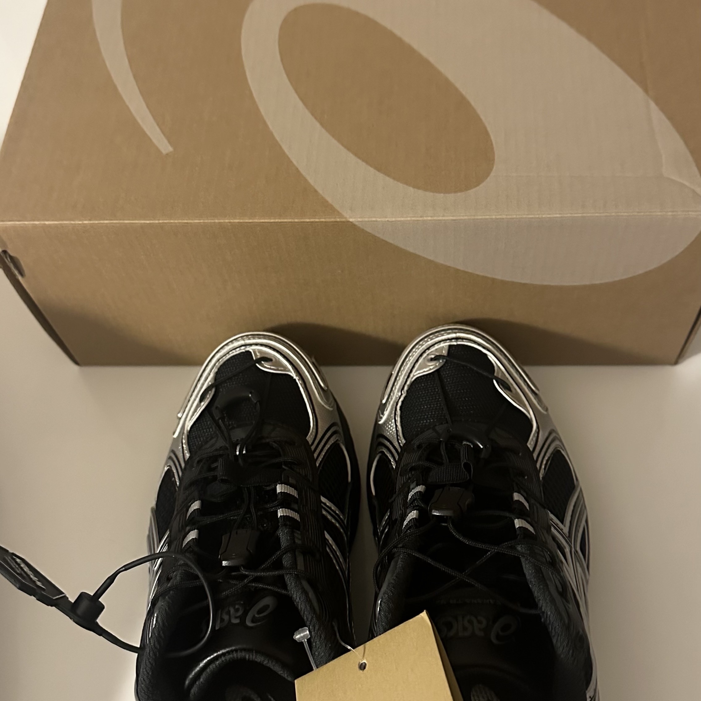 Asics Gel-Kahana TR V4 Carbon Black 착용 스타일 - 2