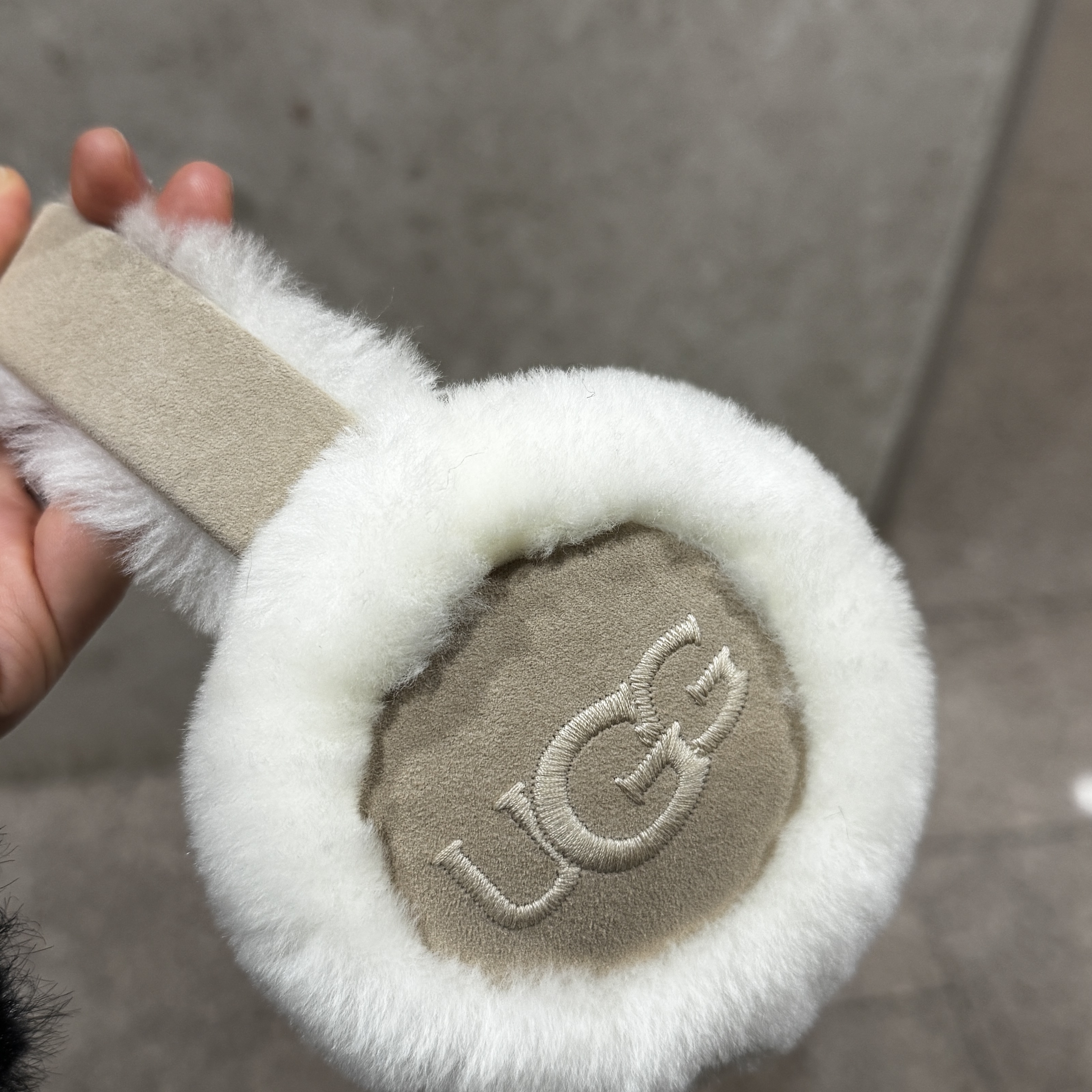 (W) UGG Embroidered Logo Earmuff Sand 착용 스타일