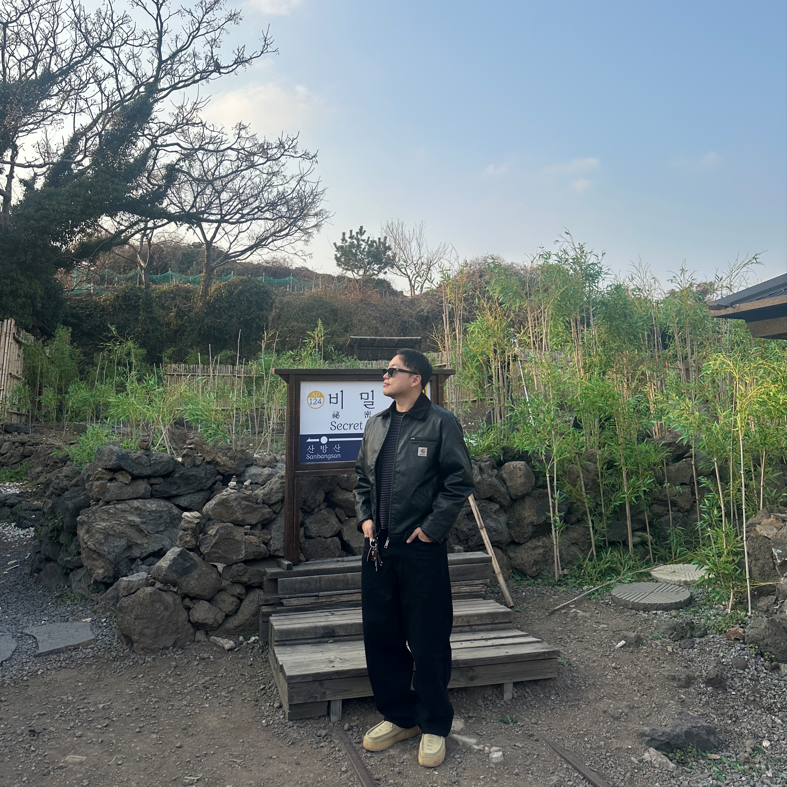 Carhartt WIP OG Dean Work Jacket Black, Clarks x Human Made Wallabee Made Beige 착용 스타일 - 2