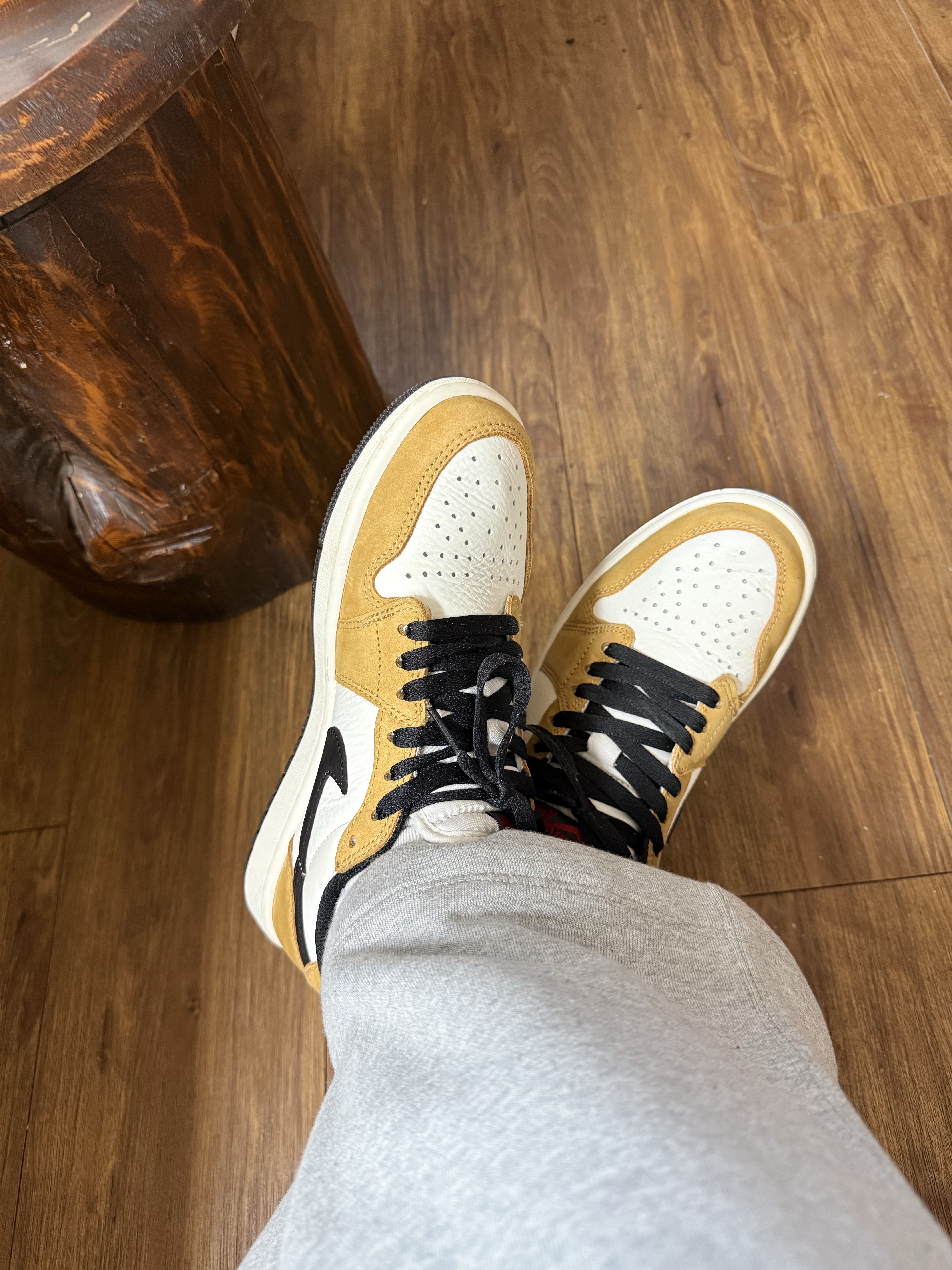 Jordan 1 Low OG Sail and Golden Harvest 착용 스타일