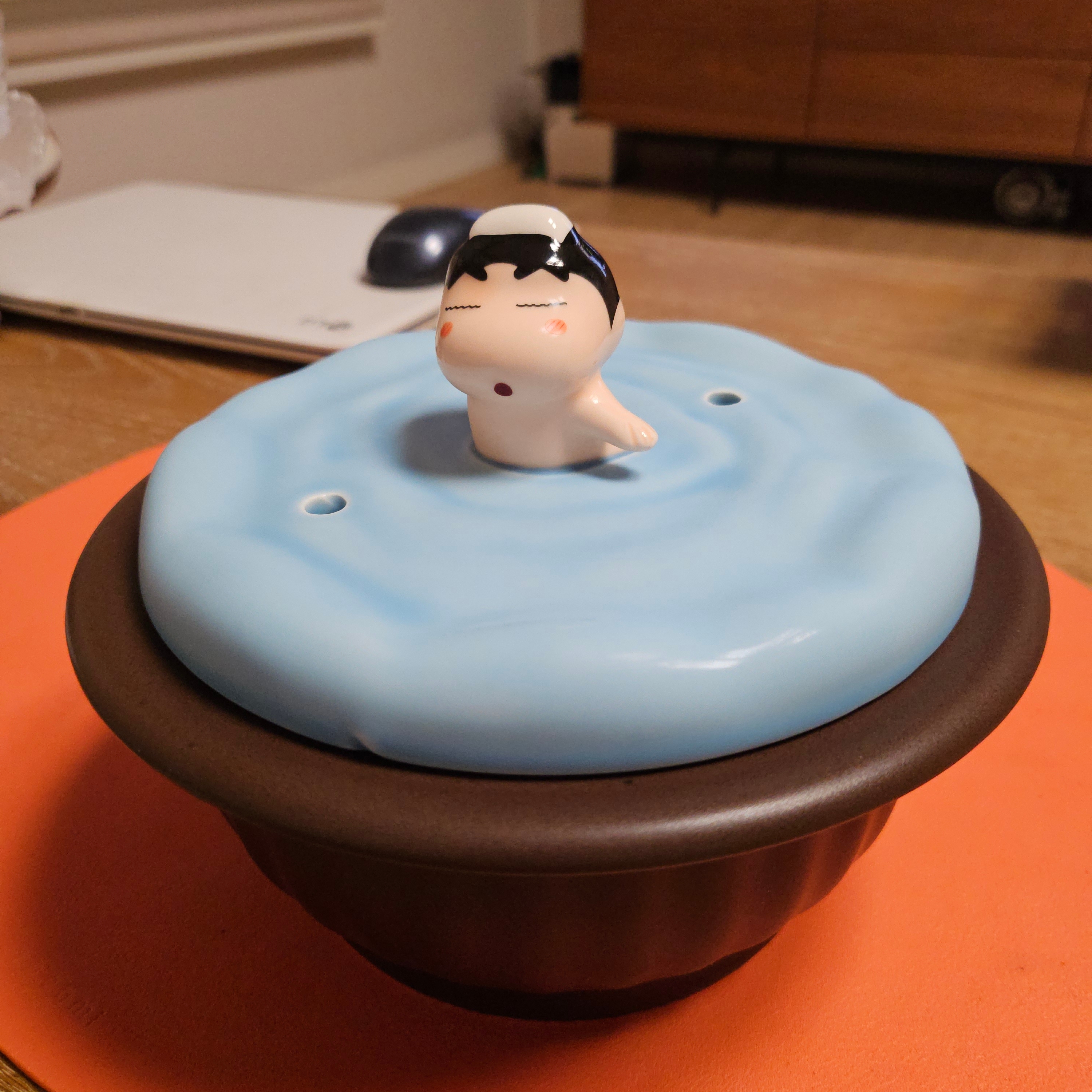 DANCOMMA x Crayon Shin Chan Steamy Shin Chan Onsen Hot Pot Sky Blue Brown 775ml 착용 스타일