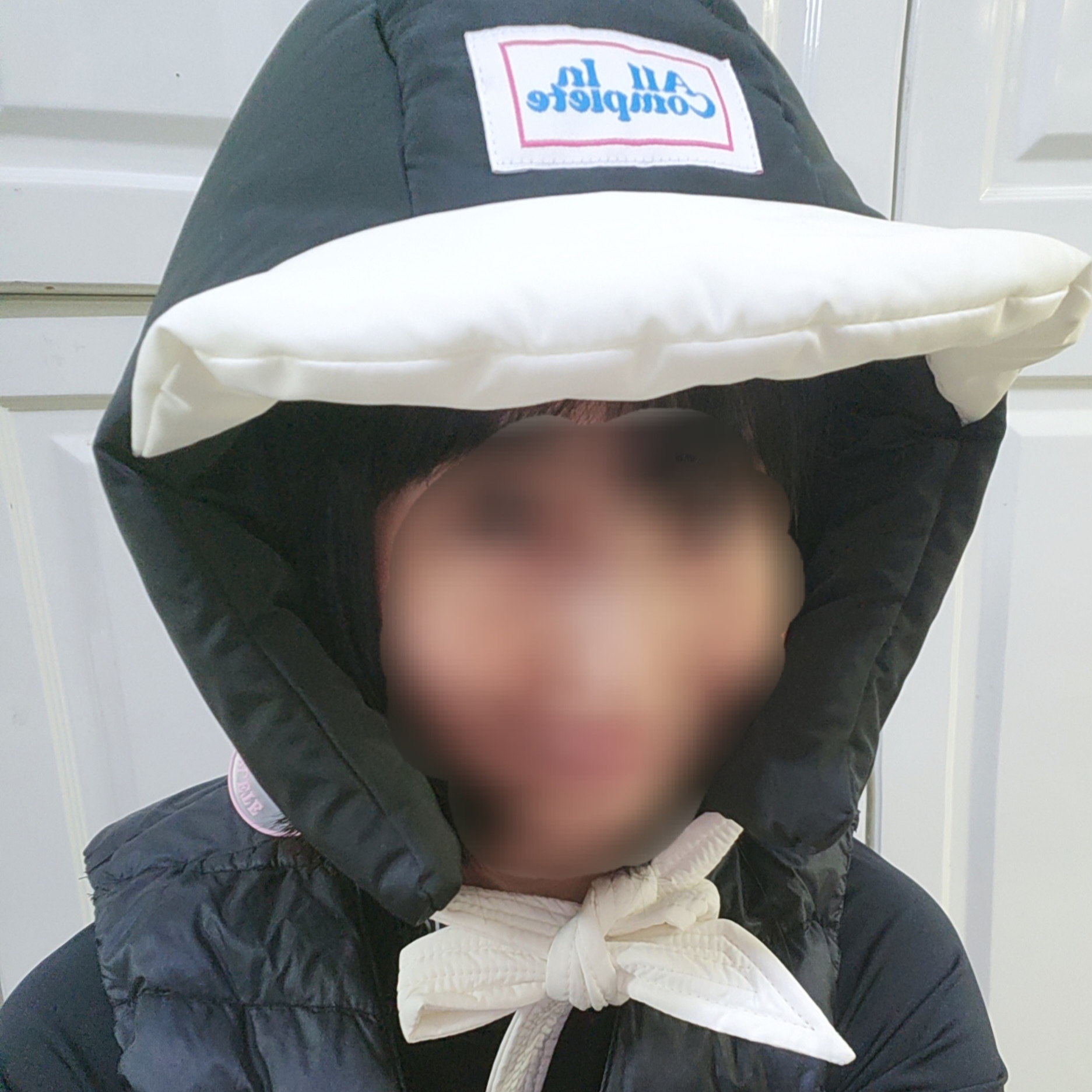 Allincomplete Panda Padding Balaclava Ivory & Black 착용 스타일 - 1