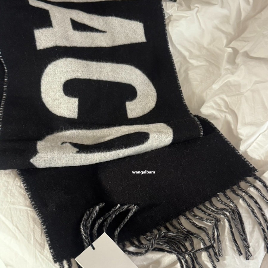 Jacquemus L'echarpe Fringe Logo Muffler Black 착용 스타일 - 1