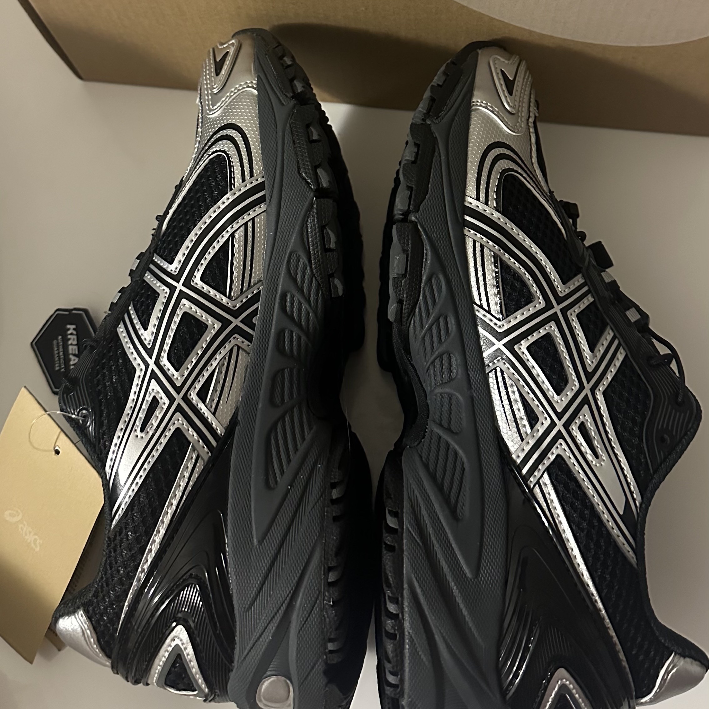Asics Gel-Kahana TR V4 Carbon Black 착용 스타일 - 1
