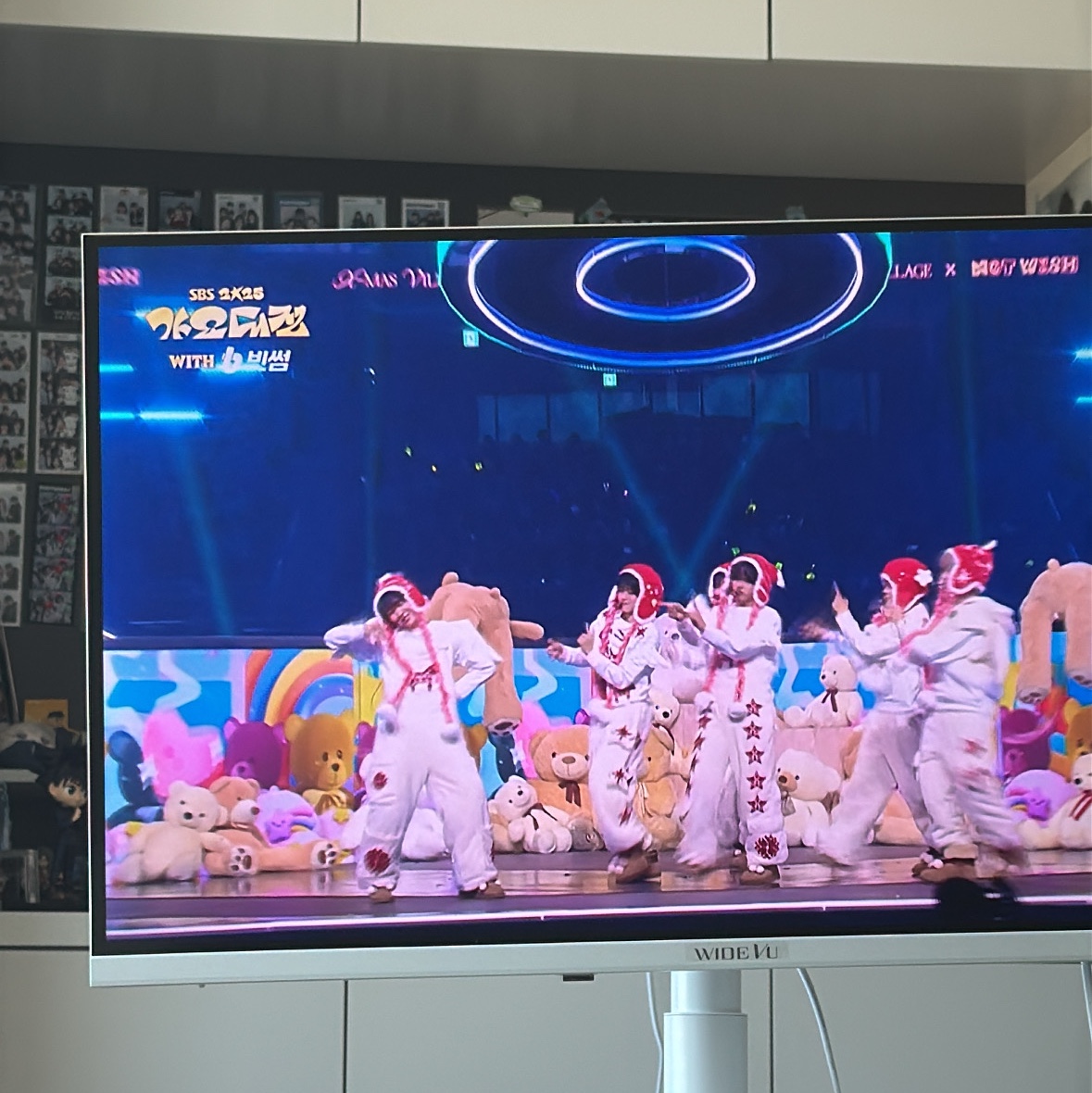 [12% 쿠폰] WIDEVU WideMovingVu White Edition V3 Set QLED 81 cm (32 in) FHD Smart Mobile TV 착용 스타일