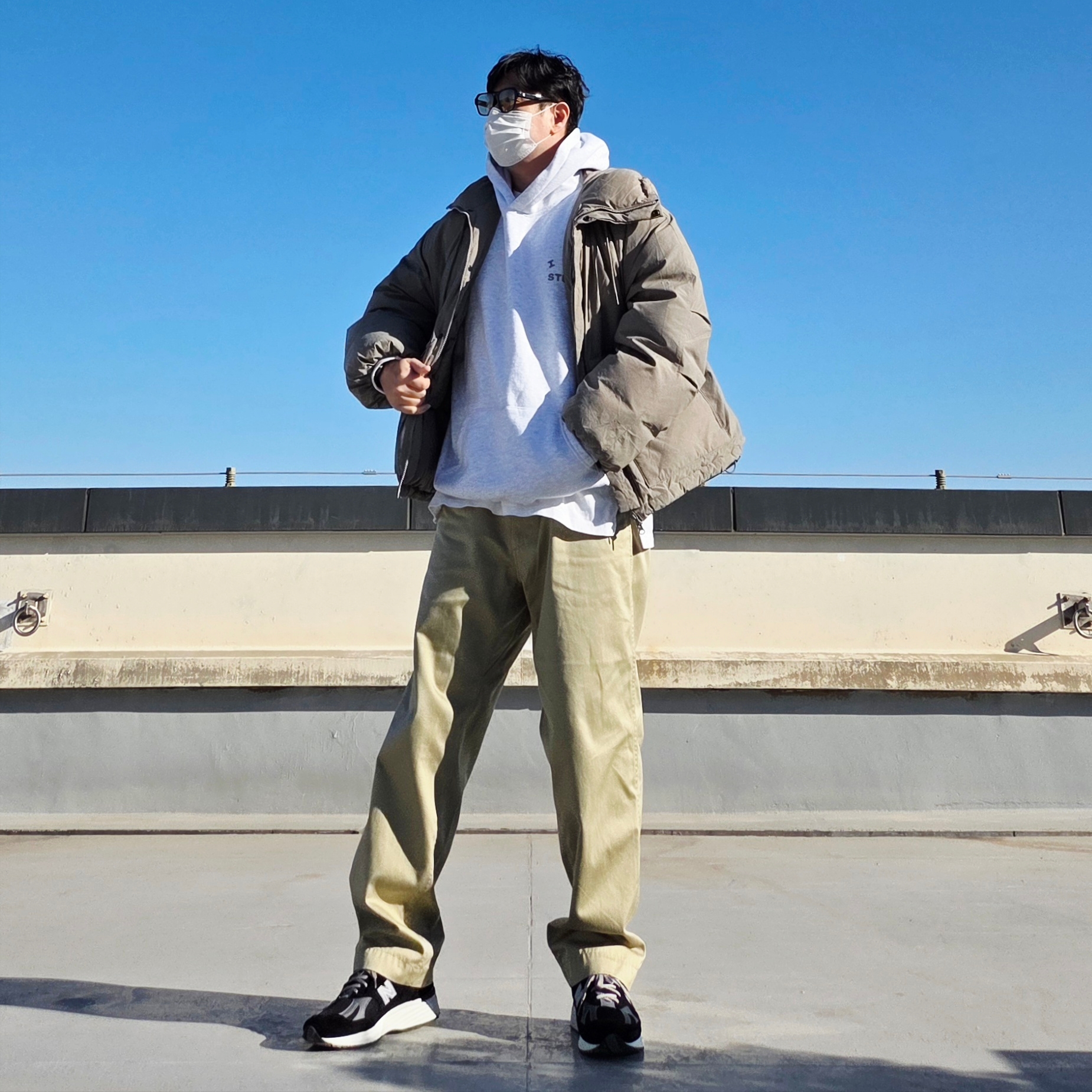 New Balance 991v2 Made in UK Black, Nanamica Wide Chino Pants Khaki 착용 스타일 - 1