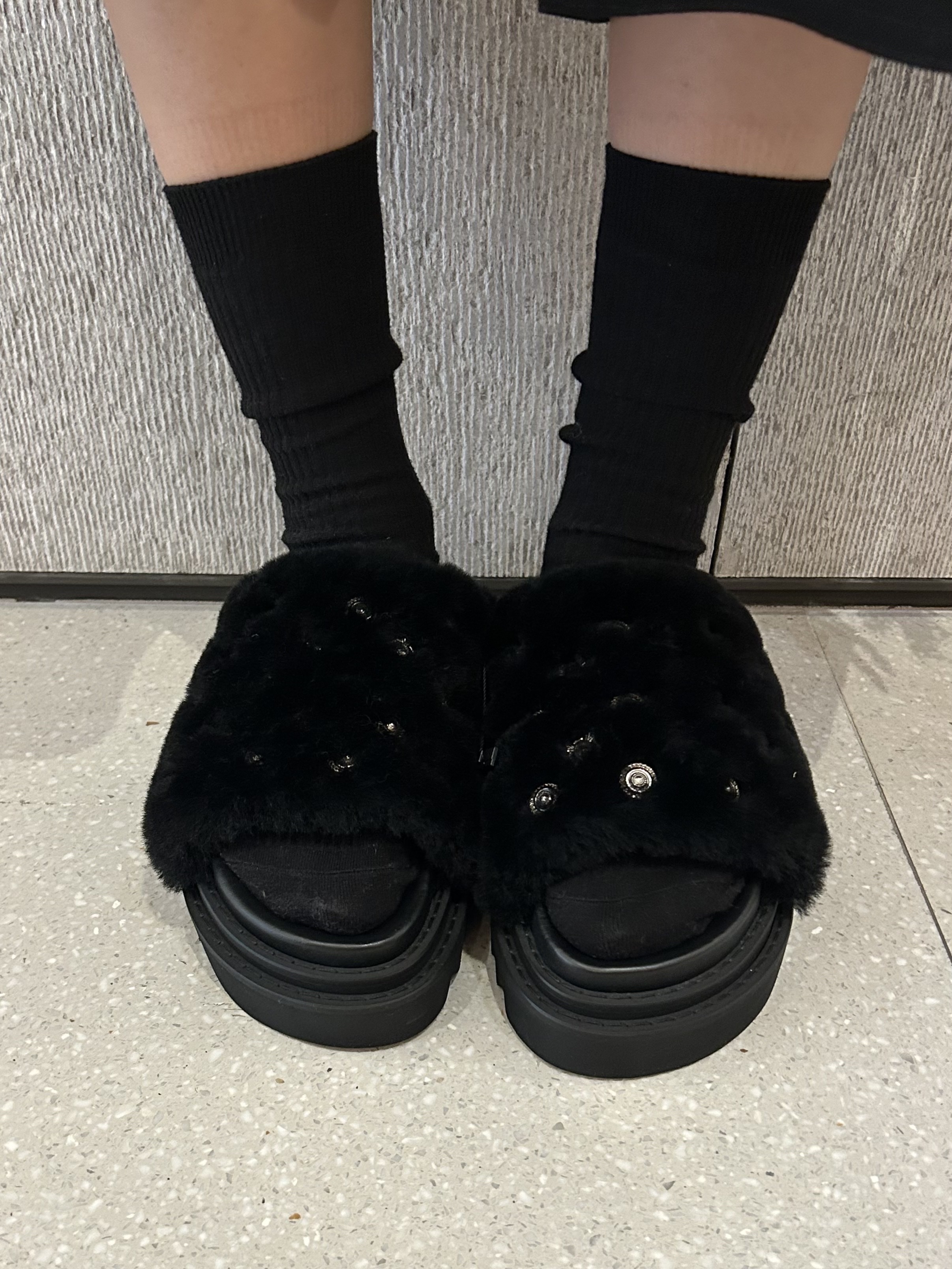 Toga Pulla AJ1433 Fur Black - 25FW 착용 스타일 - 1