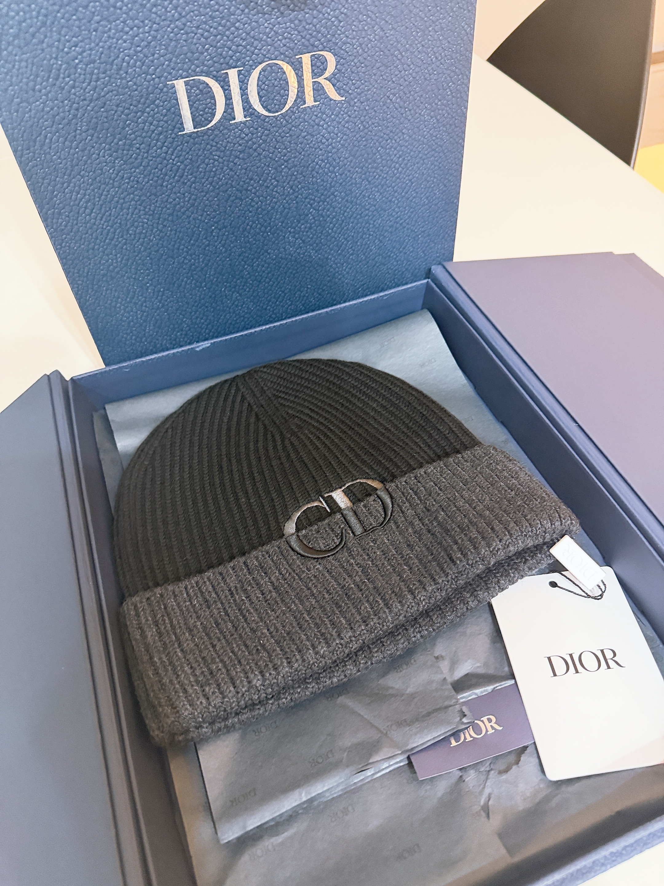 Dior CD Icon Beanie Virgin Wool Knit Black Deep Gray 착용 스타일 - 2