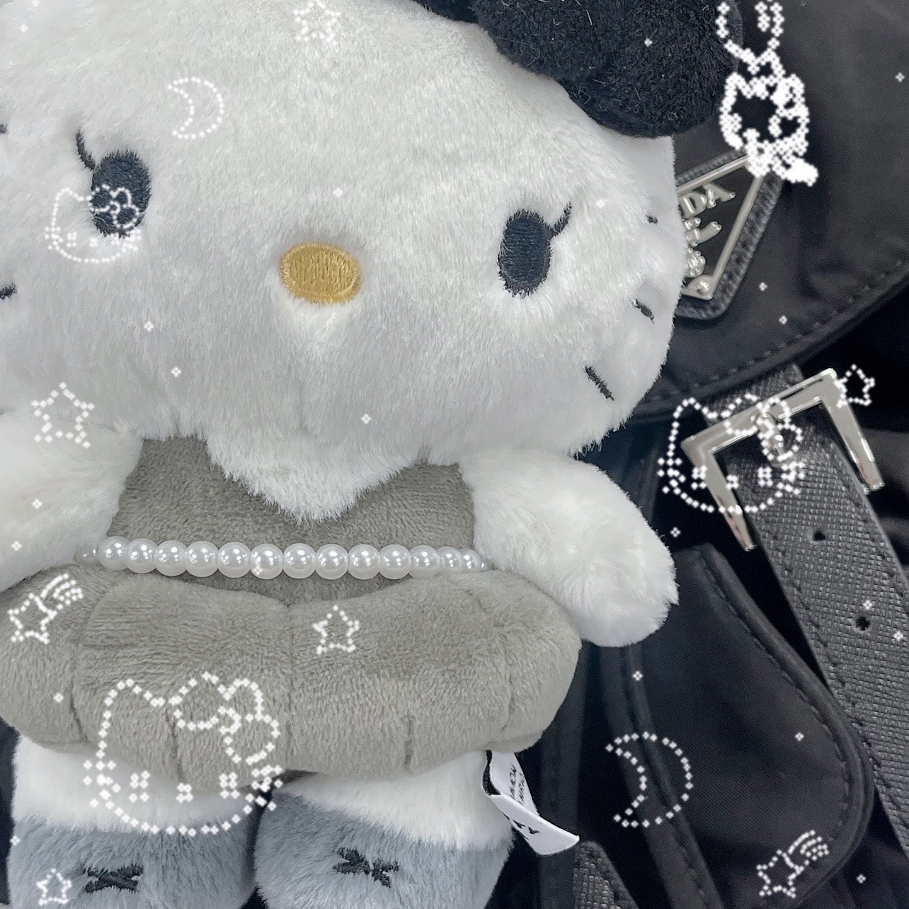 HELLO KITTY x JISOO Plush Keychain Black Gray (Opened Case) 착용 스타일