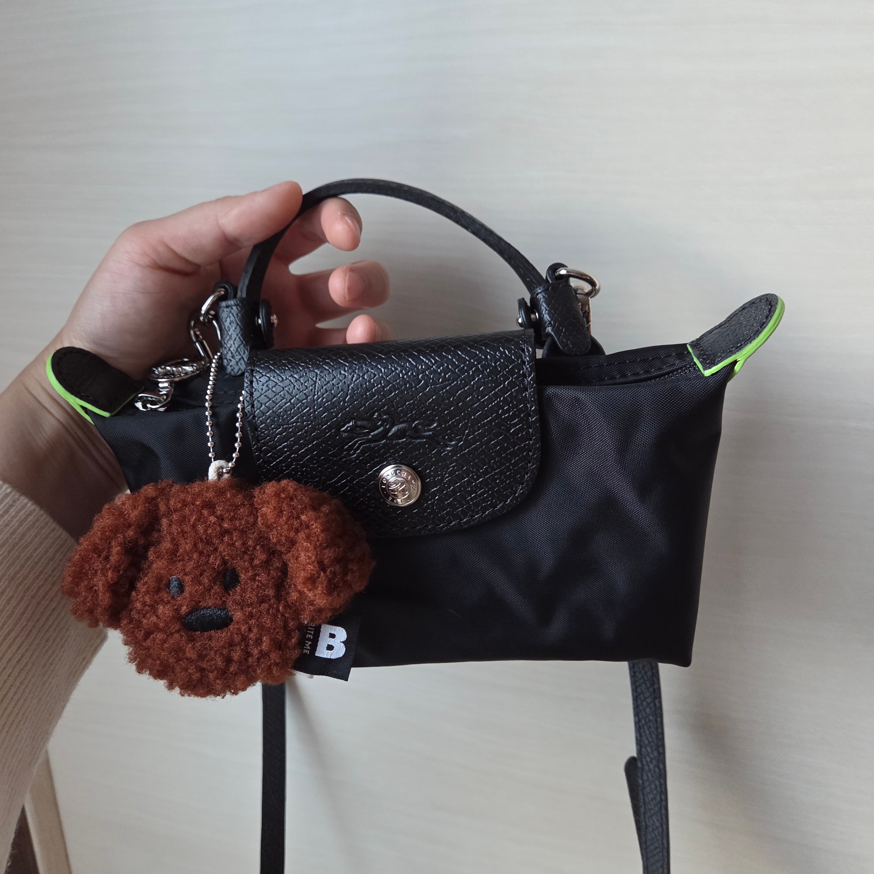 Longchamp Le Pliage Green Handle Pouch Black 착용 스타일 - 1