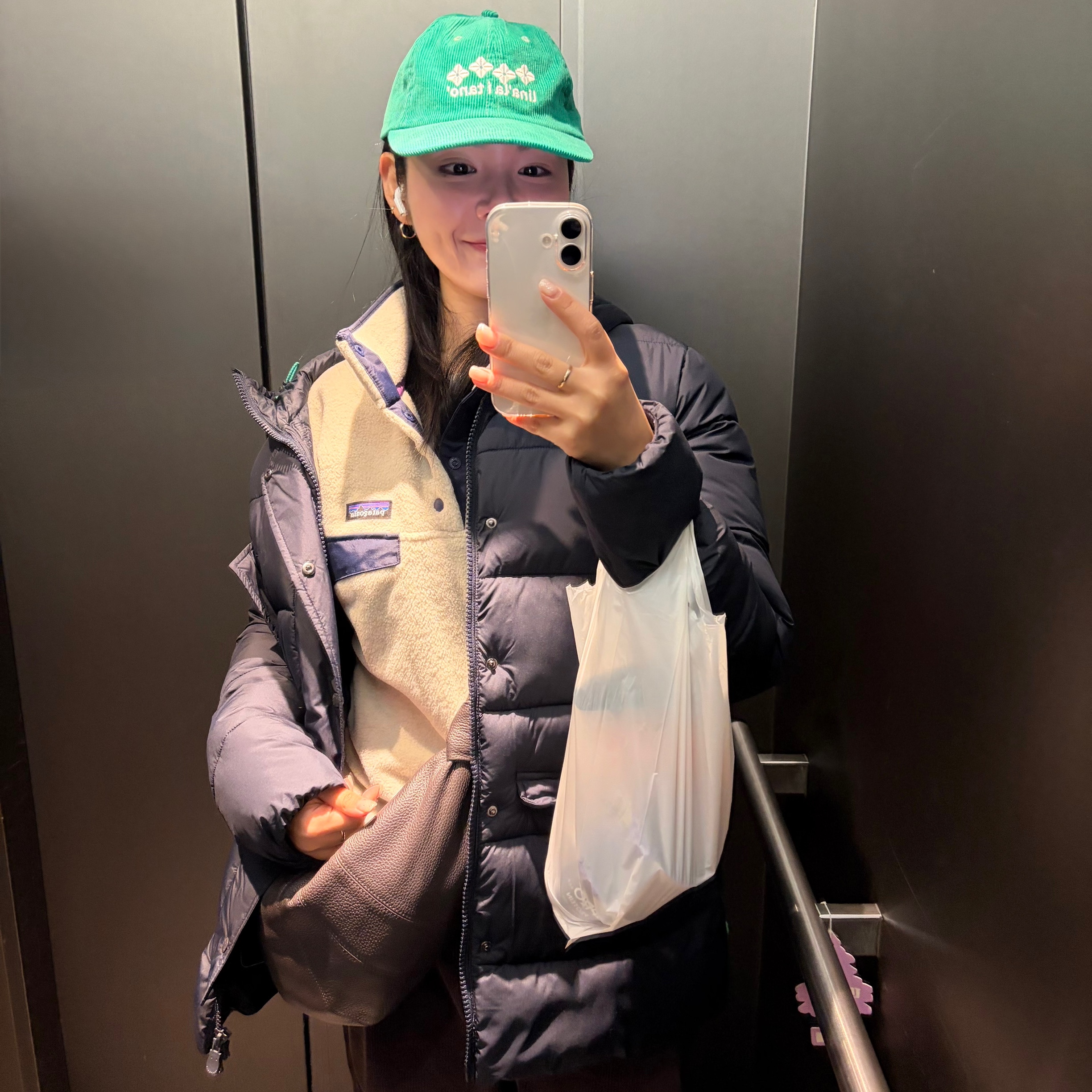 Patagonia Lightweight Synchilla Snap-T Fleece Pullover Oatmeal Heather/Smolder Blue/New Navy, Lemaire Medium Croissant Bag Soft Grained Leather Dark Chocolate 착용 스타일 - 3