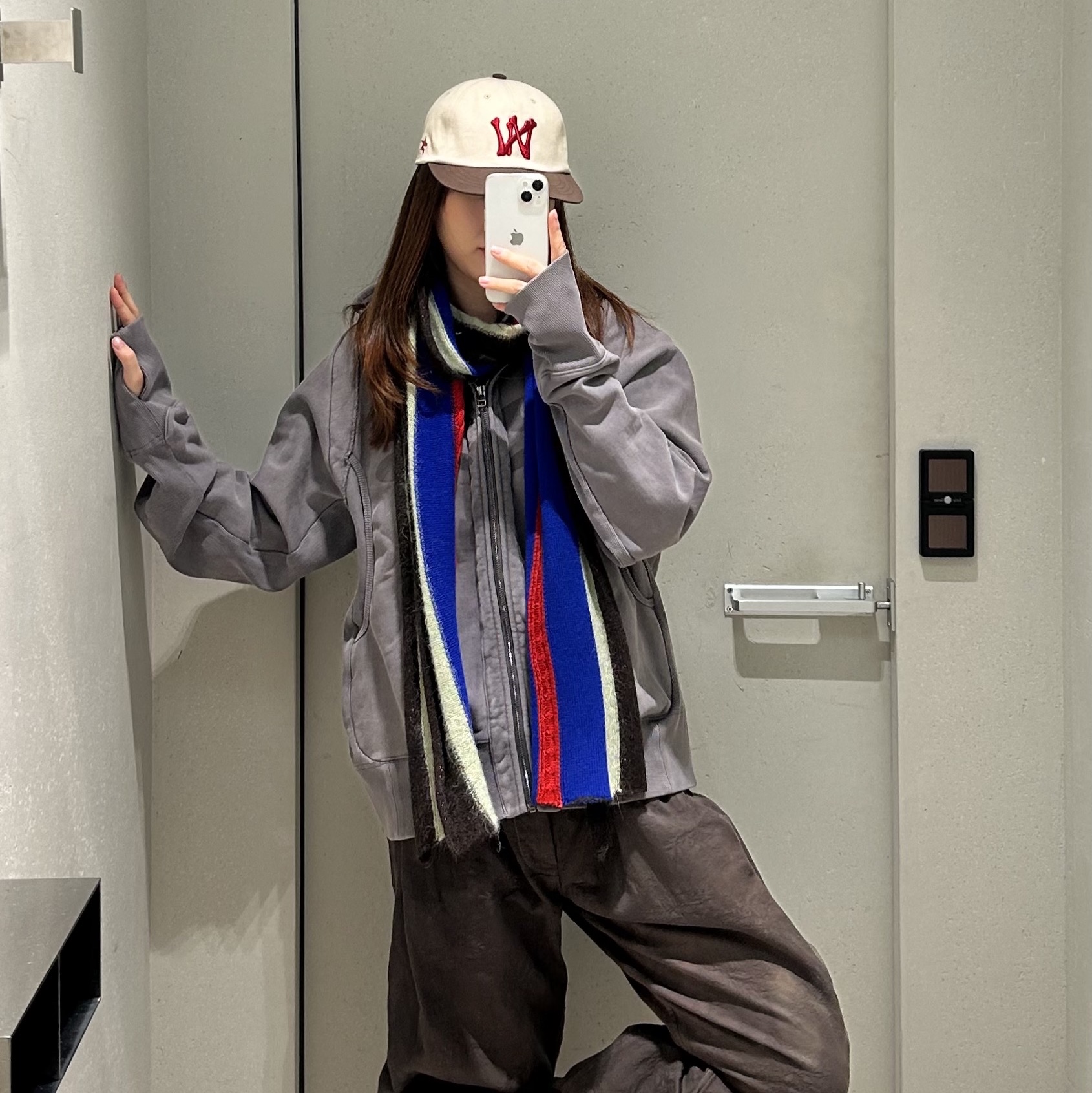 Jian Ye 25 Hoodie Gray - 25FW 착용 스타일 - 1