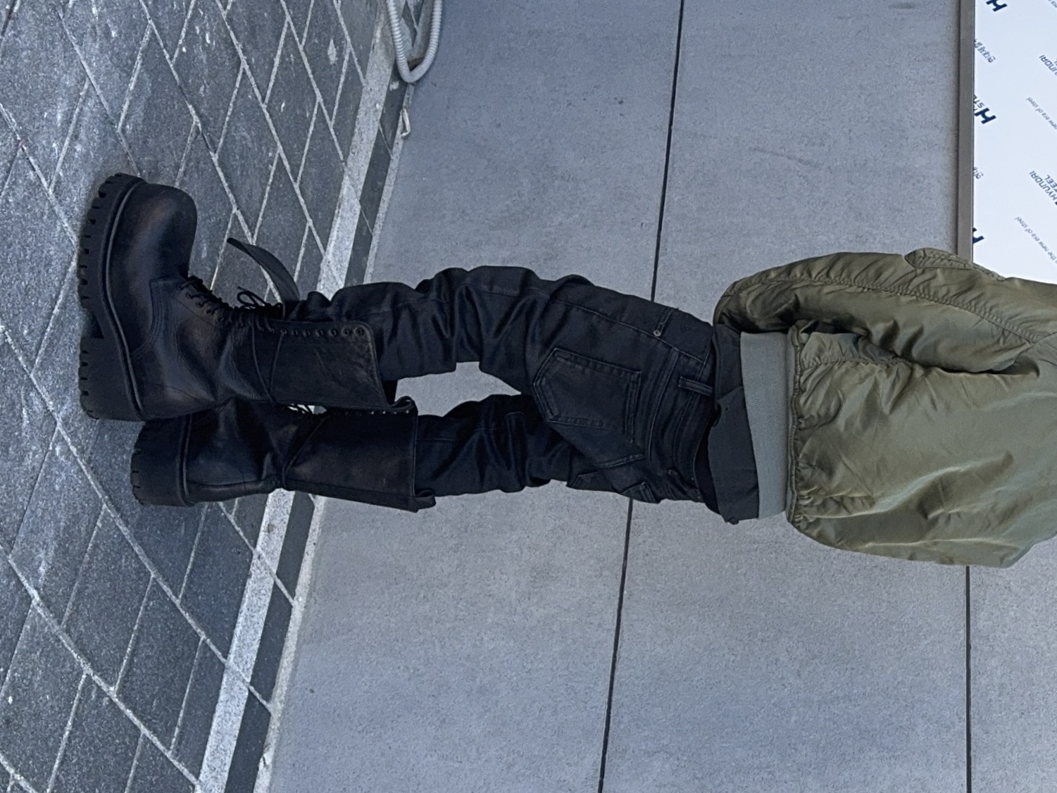 Undermycar MU.157 Classic Logo Wax Coated Slim Straight Jeans 착용 스타일 - 3