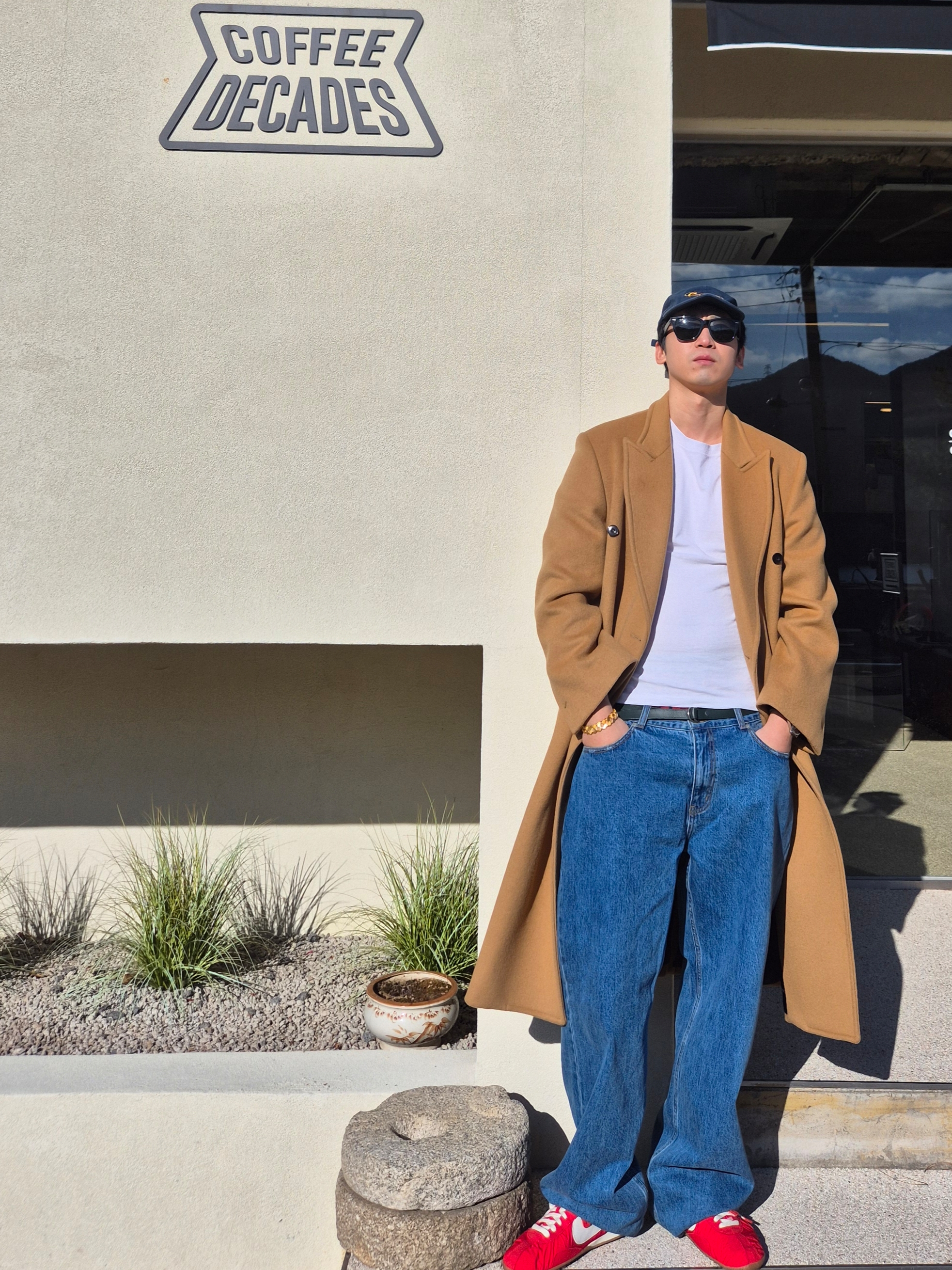 Nike x Jacquemus Moon Shoe SP University Red and Bicycle Yellow, Ray-Ban Original Wayfarer Classic Polished Black Frame Green Classic G-15 Lenses Low Bridge Fit 착용 스타일