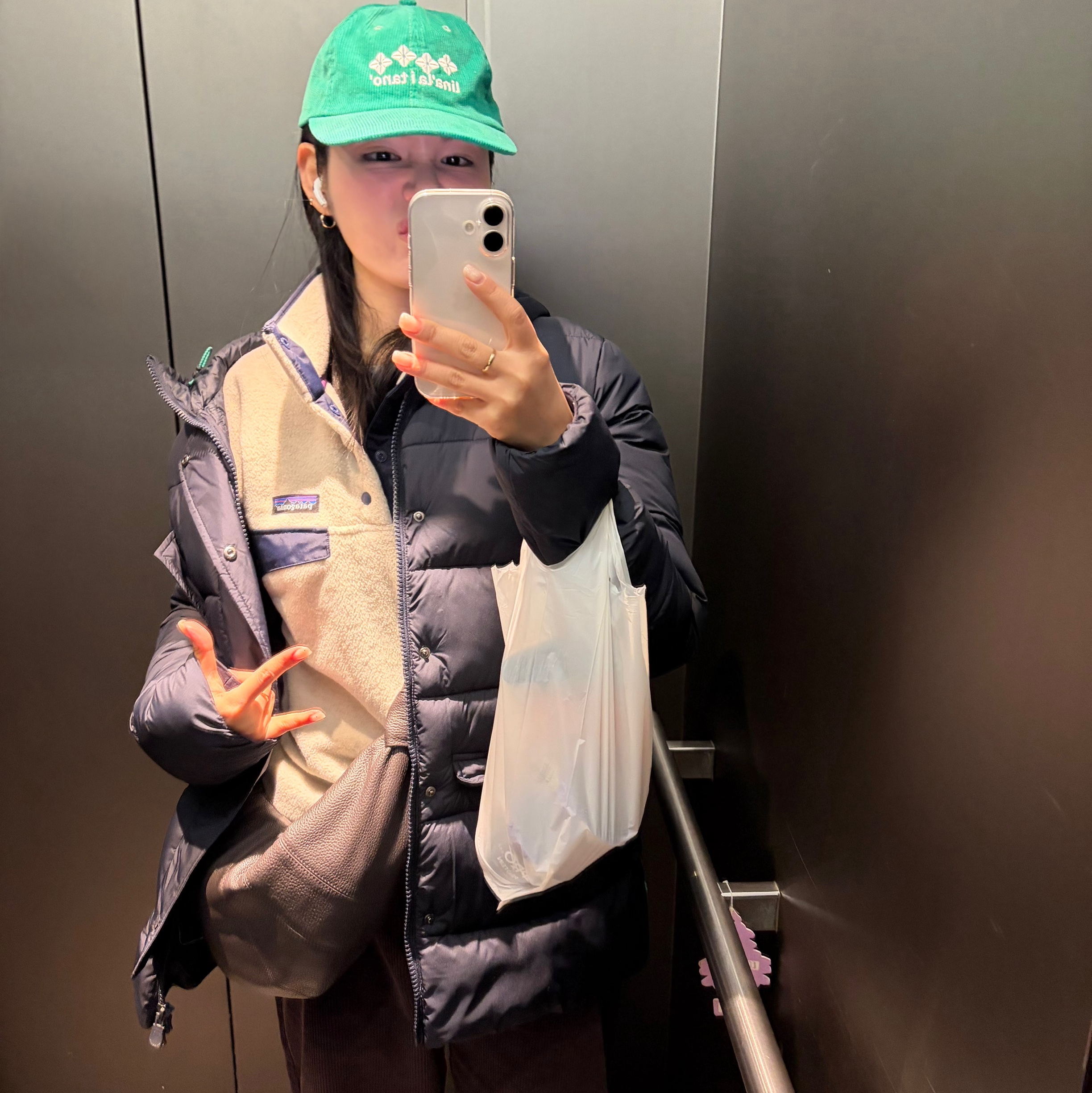 Patagonia Lightweight Synchilla Snap-T Fleece Pullover Oatmeal Heather/Smolder Blue/New Navy, Lemaire Medium Croissant Bag Soft Grained Leather Dark Chocolate 착용 스타일 - 4