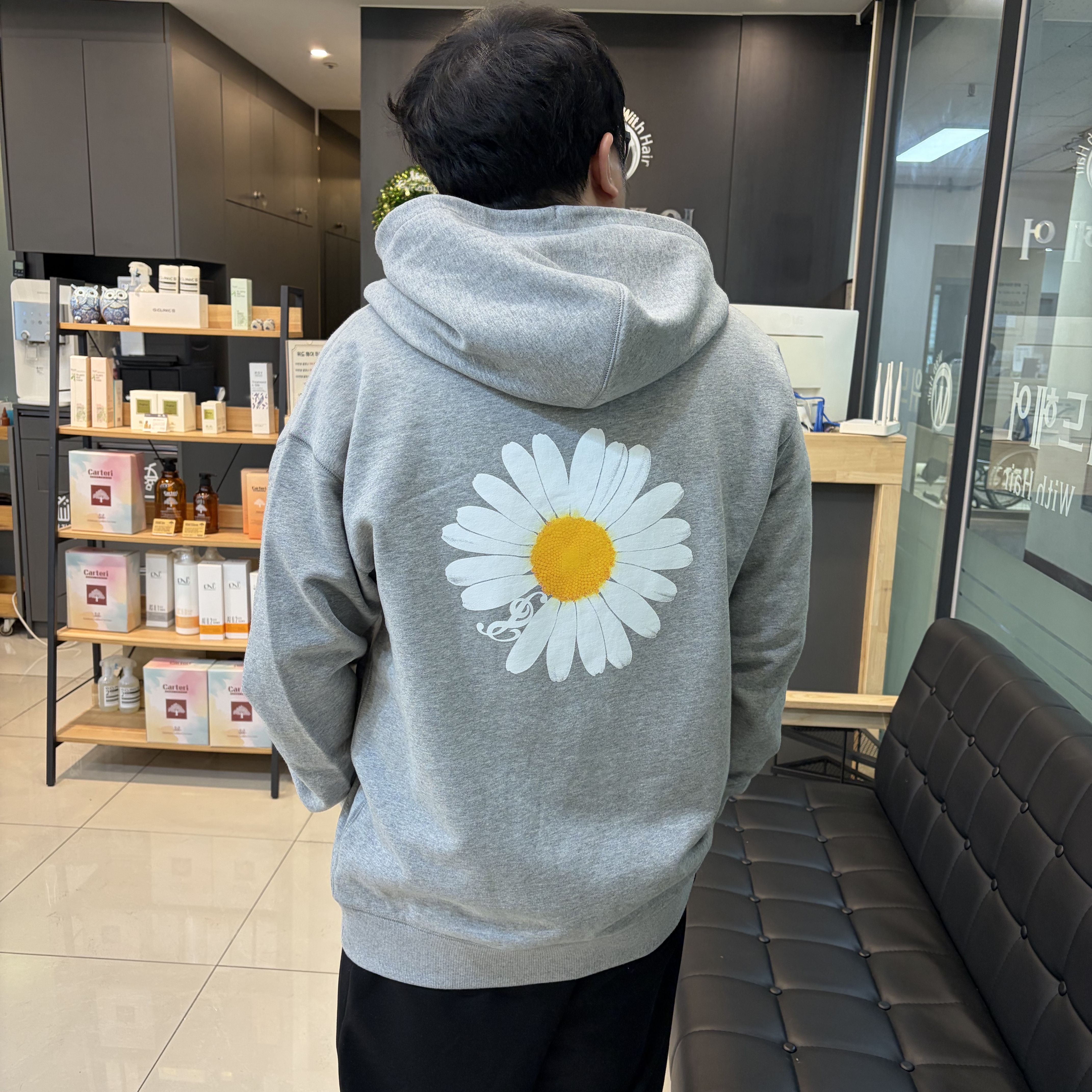 Peaceminusone x 2025 MAMA Awards Peacemamaone Zip Up Hoodie Grey, Adidas Yeezy Boost 350 V2 Black - Non-Reflective 착용 스타일 - 1