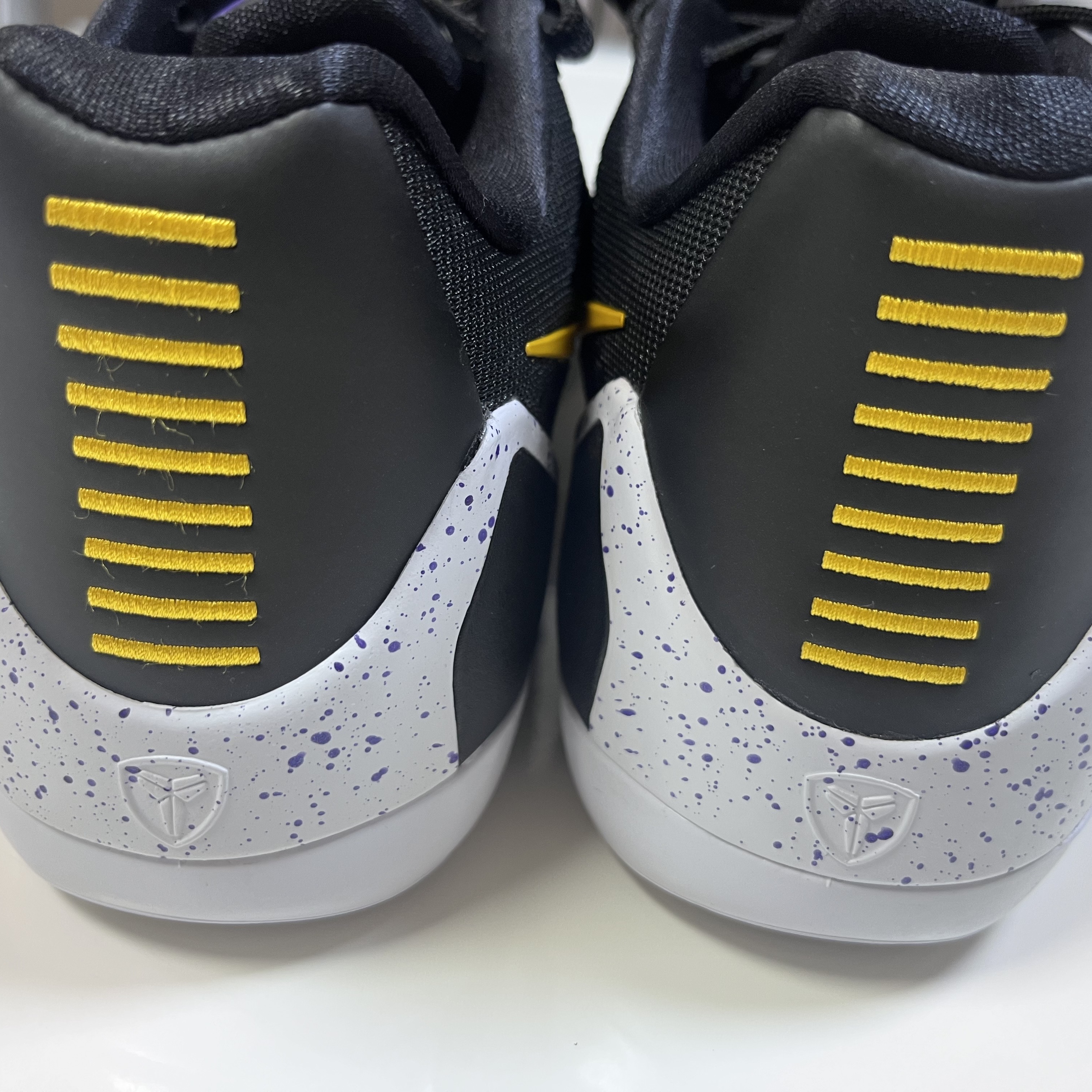 Nike Kobe 9 Elite Low EM Protro Black University Gold 착용 스타일 - 4
