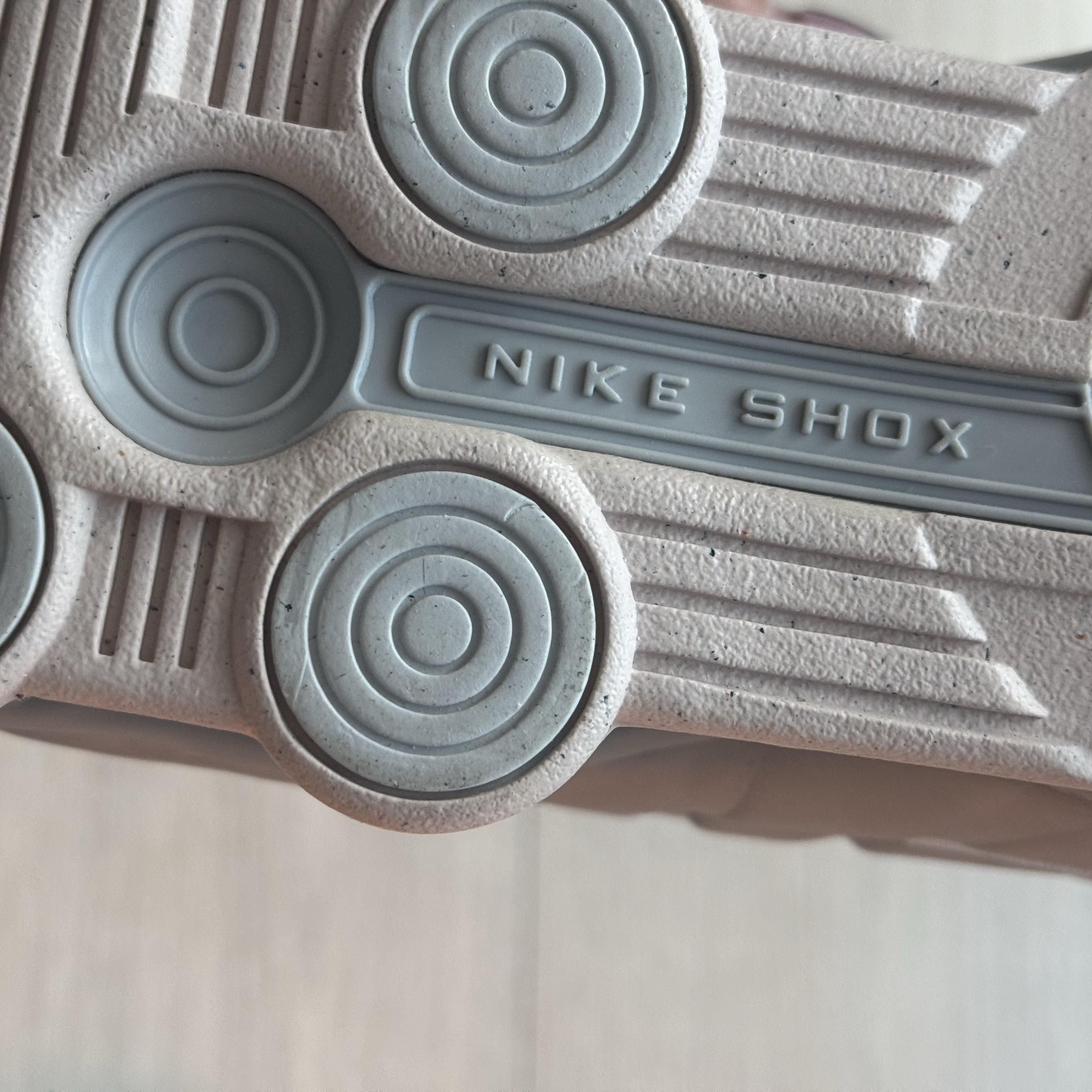 (W) Nike Shox R4 Barely Rose Metallic Platinum 착용 스타일 - 2