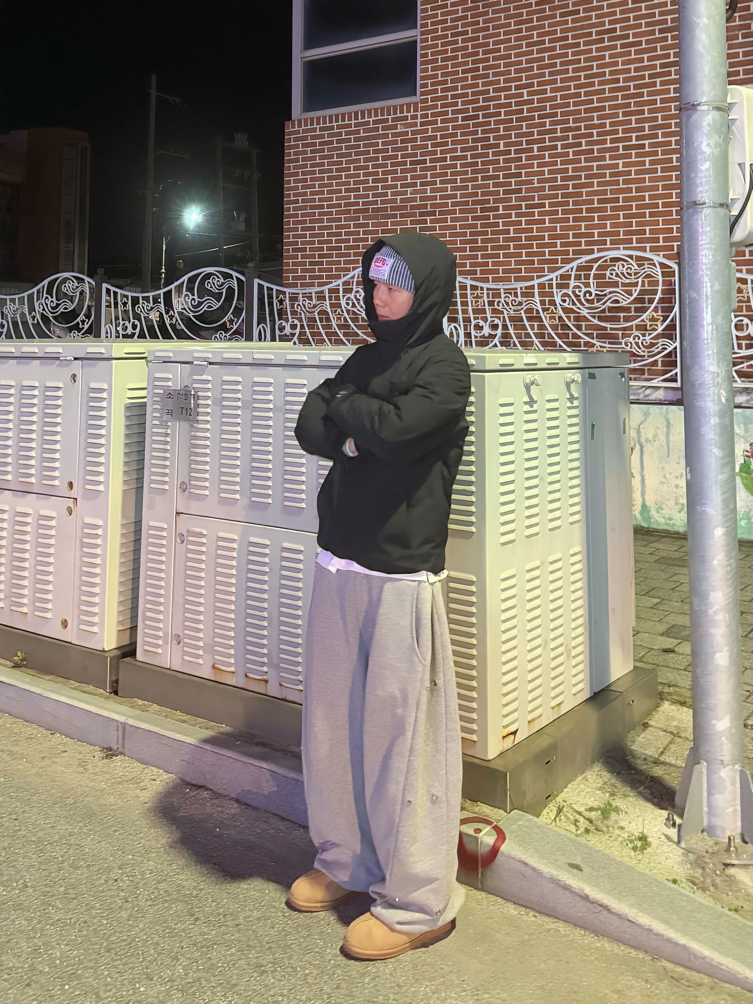 MJD Side Snap Wide C/P Sweatpants Melange Grey 착용 스타일 - 2