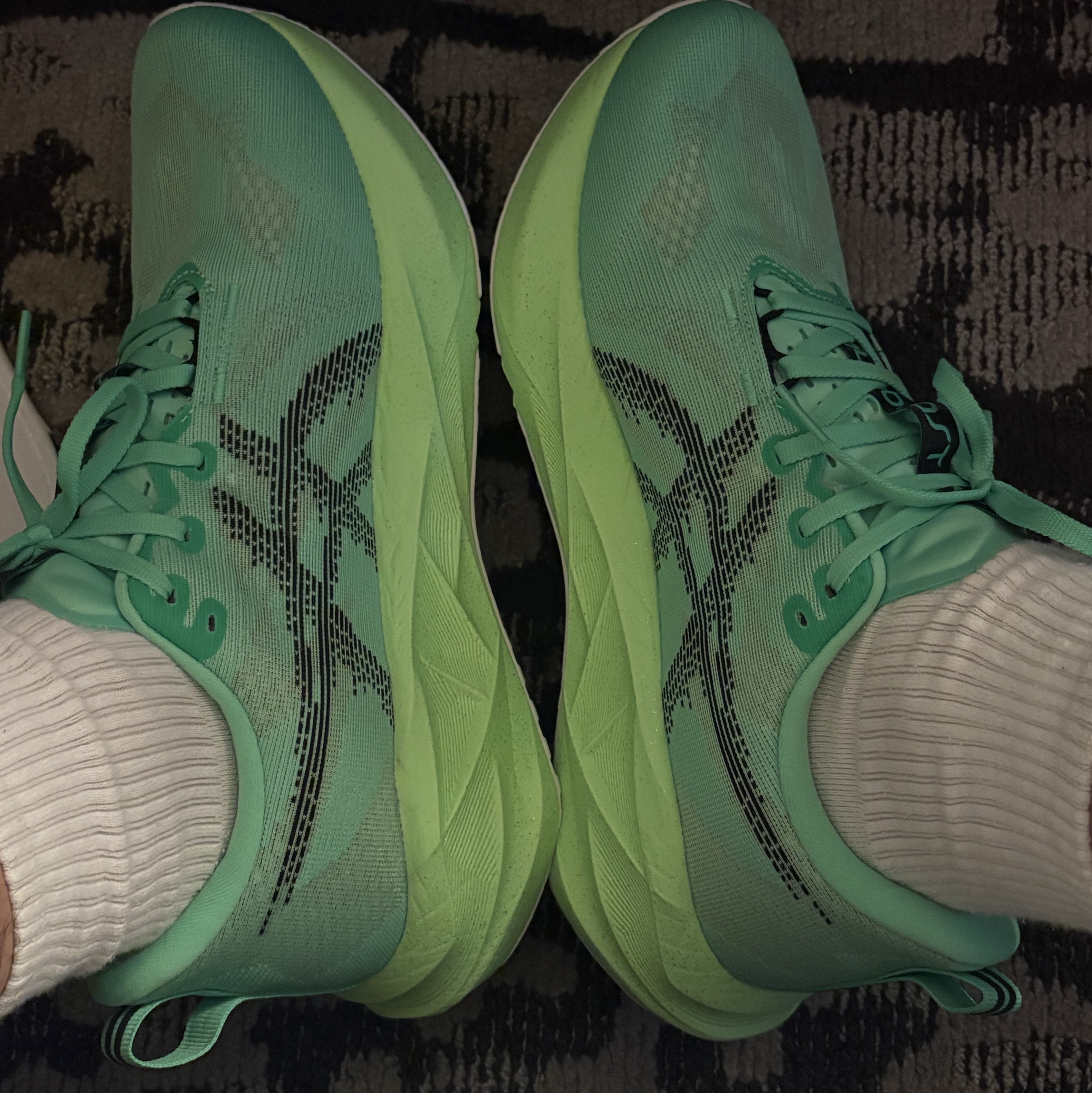 Asics Novablast 5 Ekiden Vital Green Black 착용 스타일
