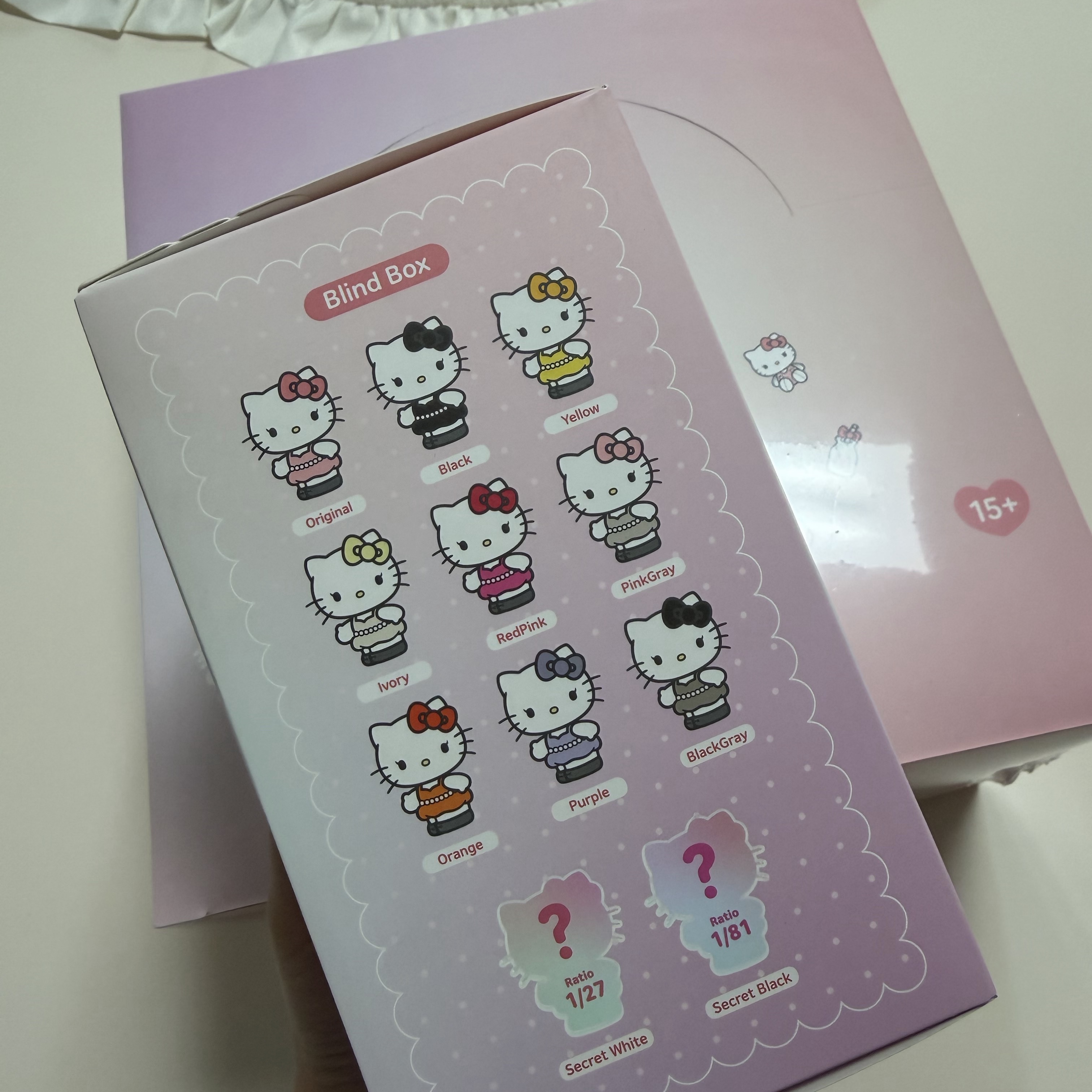 HELLO KITTY x JISOO Random Plush Keychain Set (Set of 9) 착용 스타일 - 2