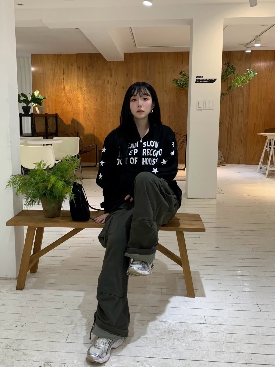 SLOW RECORD HOUSE Typo Star Track Zip-Up_Black 착용 스타일 - 1