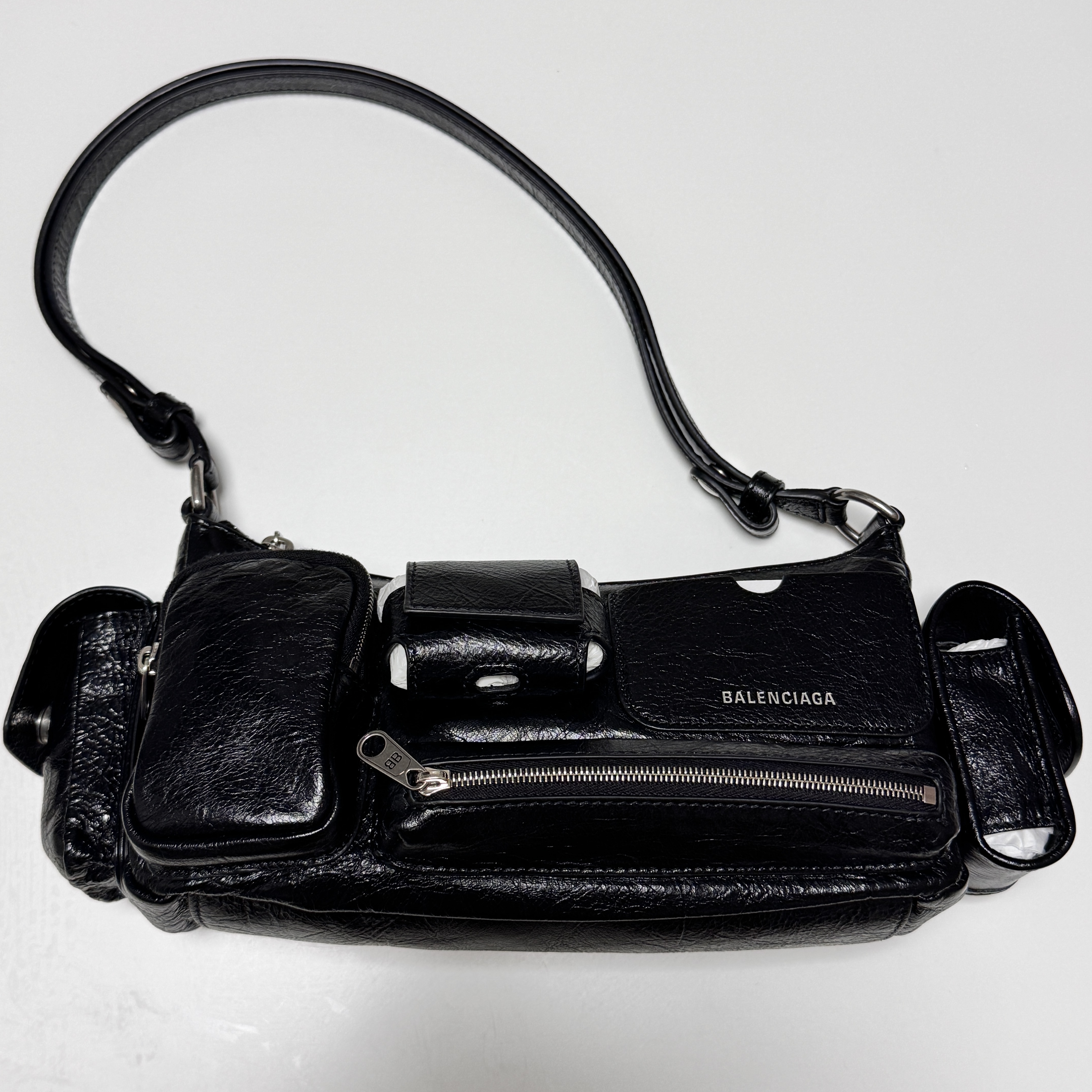 Balenciaga Superbusy Crossbody Bag Black 착용 스타일 - 1