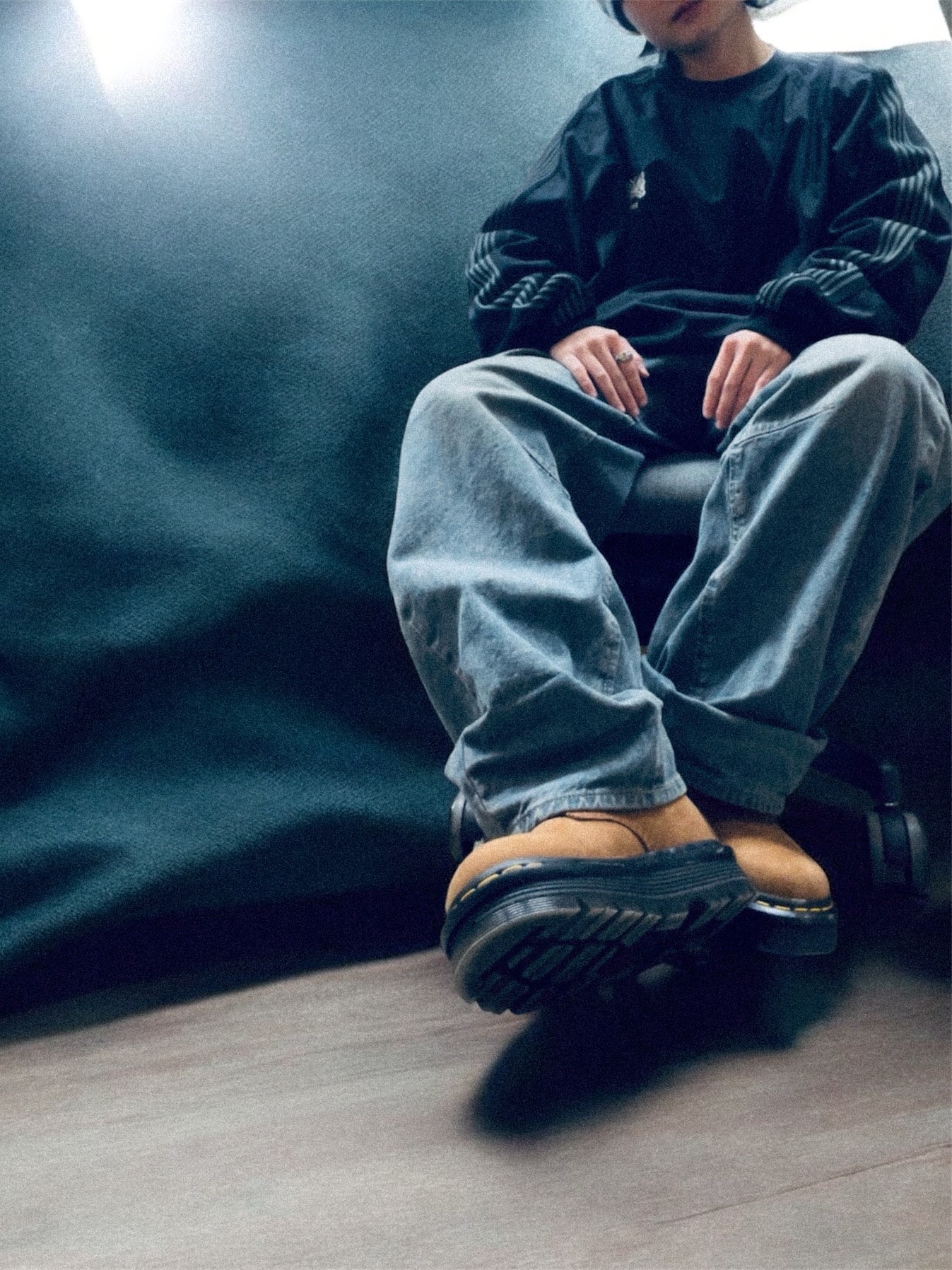 Dr. Martens Zebzag Laceless Boots Desert Brown, GU Barrel Leg Jeans Blue 착용 스타일 - 1