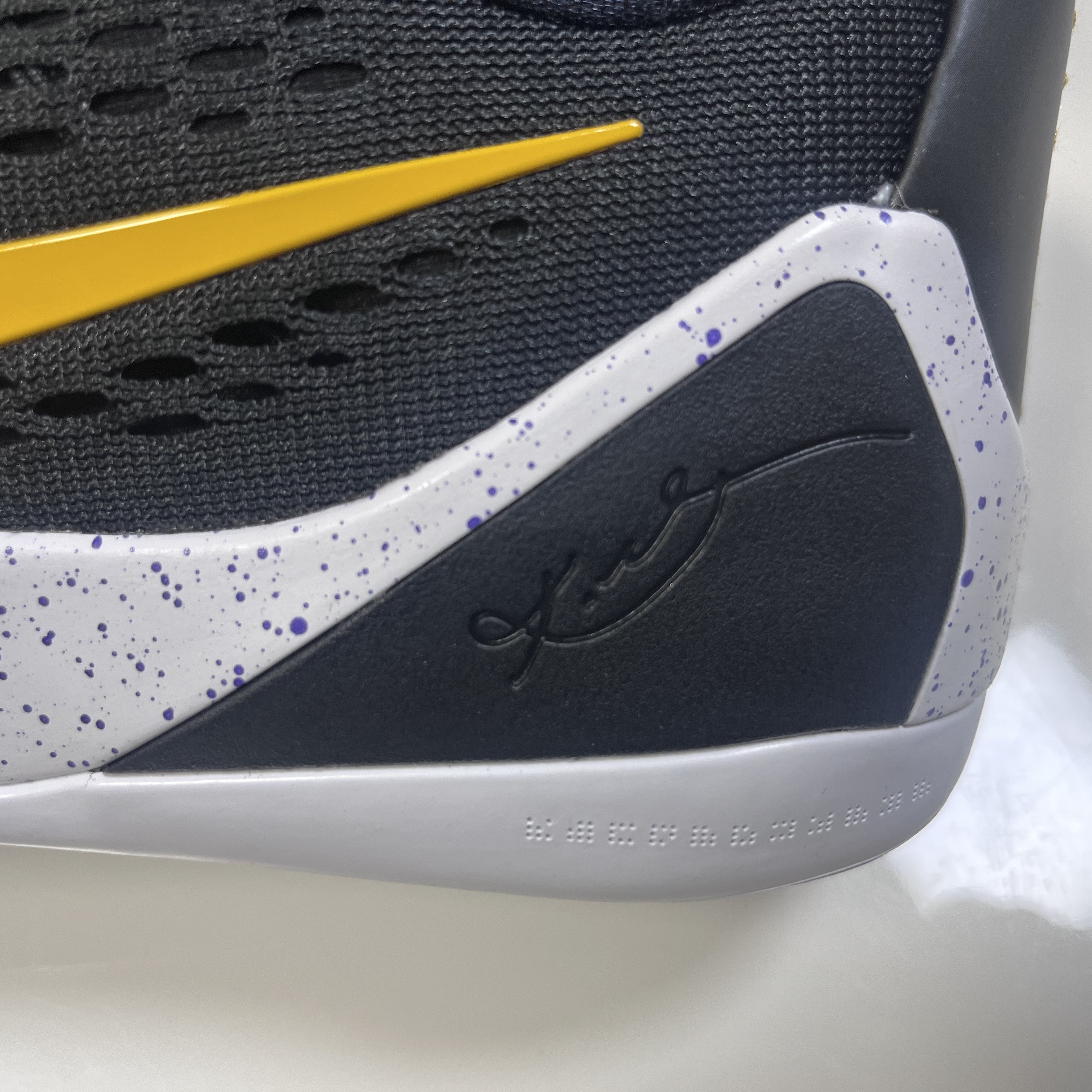 Nike Kobe 9 Elite Low EM Protro Black University Gold 착용 스타일 - 3