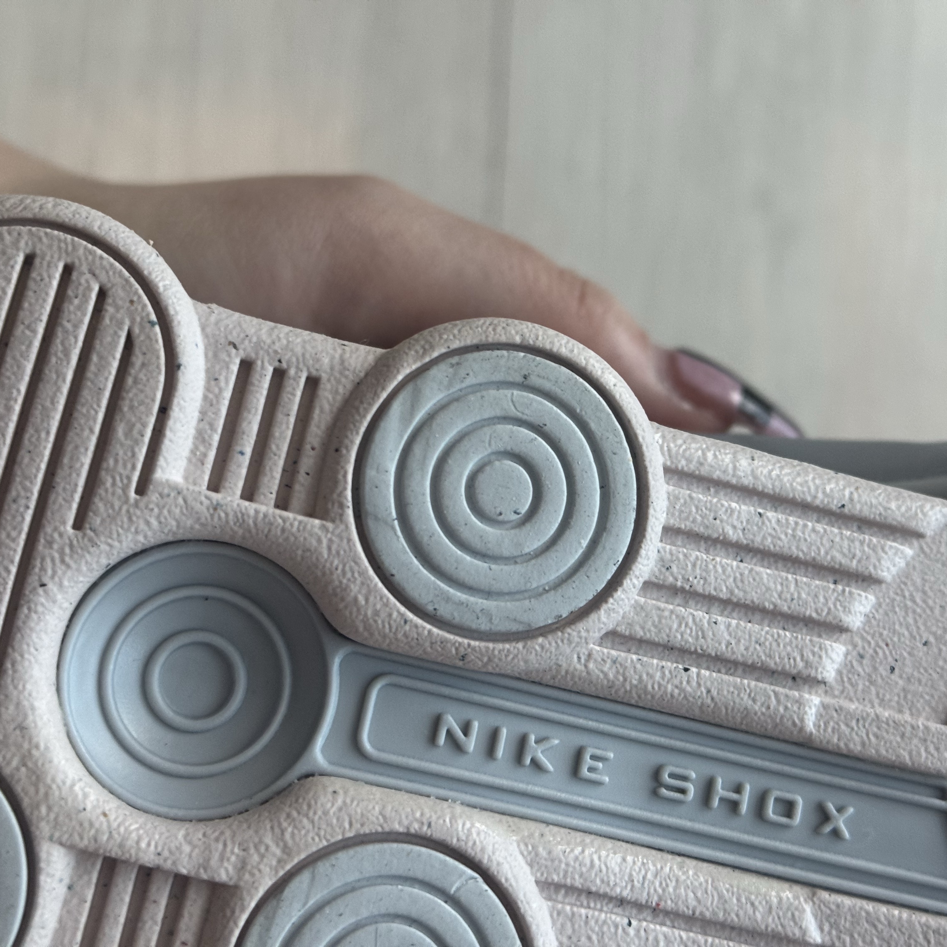 (W) Nike Shox R4 Barely Rose Metallic Platinum 착용 스타일 - 4