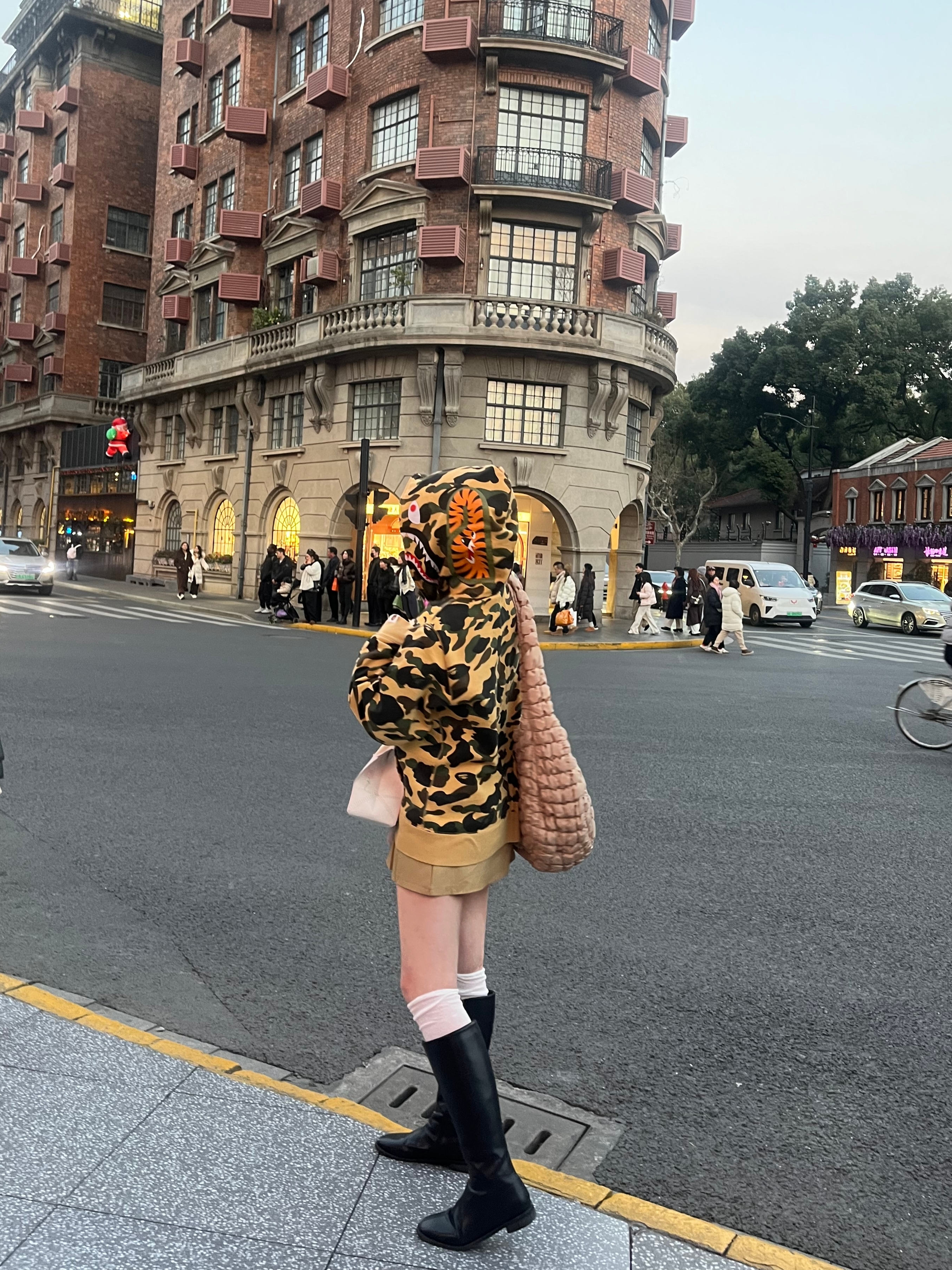 BAPE 1st Camo Shark Full Zip Hoodie Yellow, COS Quilted Oversized Shoulder Bag Beige 착용 스타일