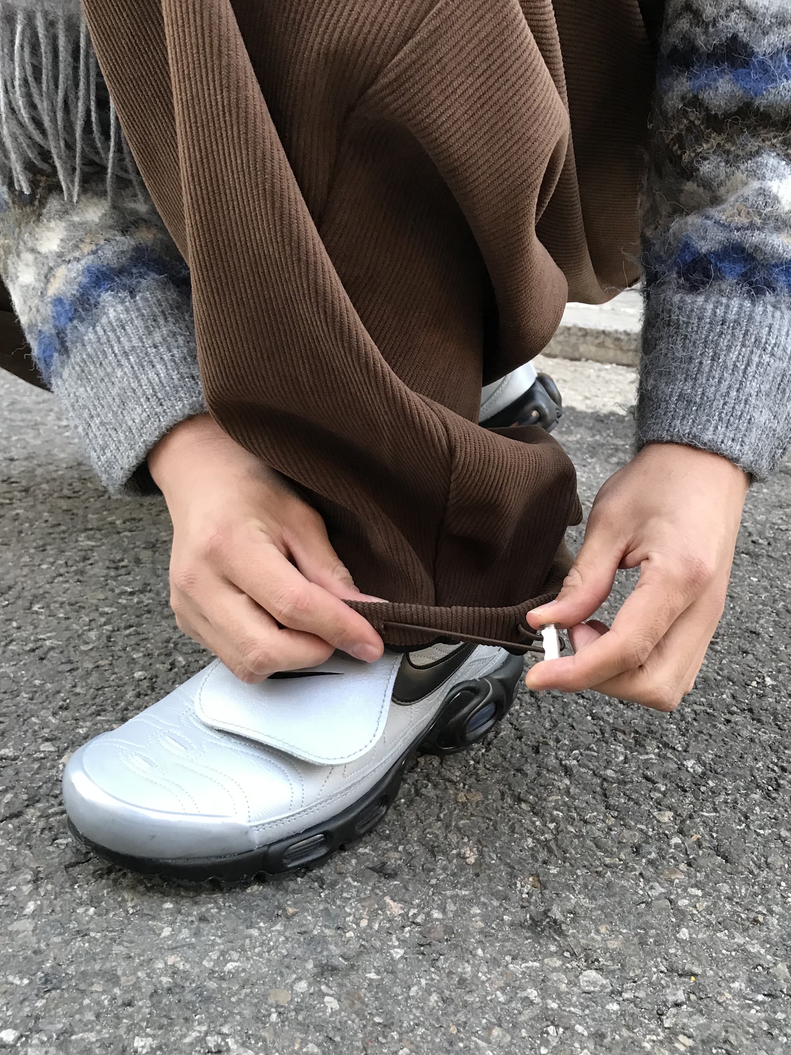 Nike Air Max Plus TNPO Wolf Grey and Black 착용 스타일 - 7
