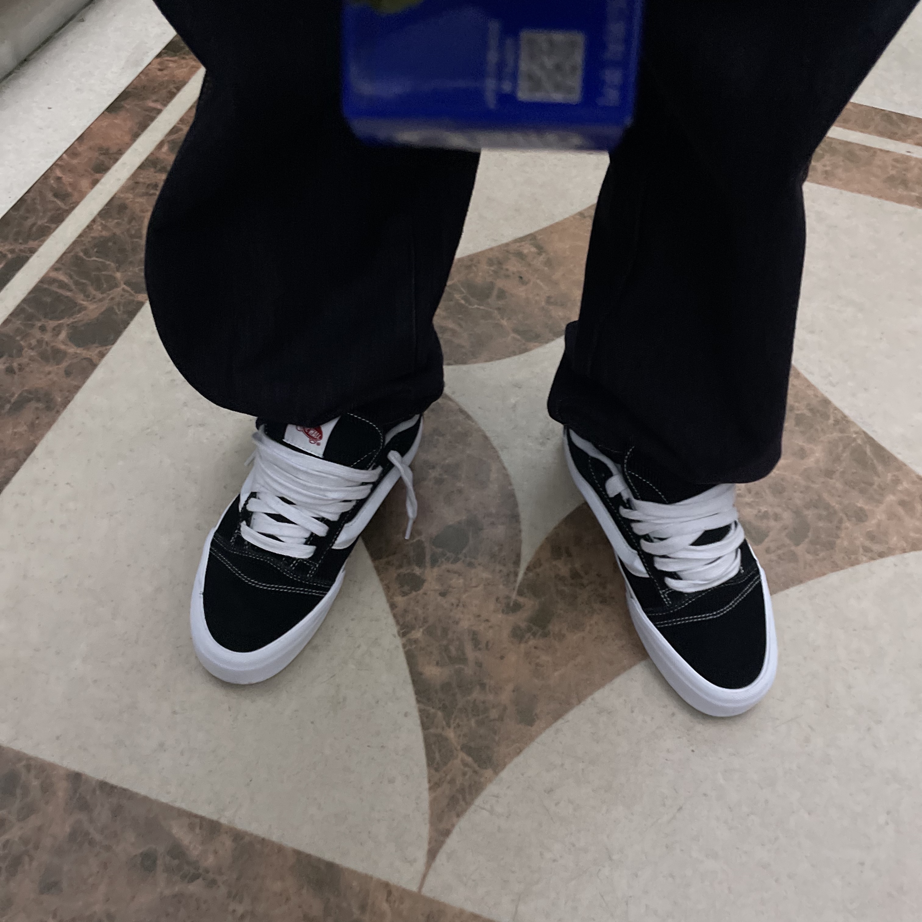 Vans Knu-Skool Black True White 착용 스타일 - 1