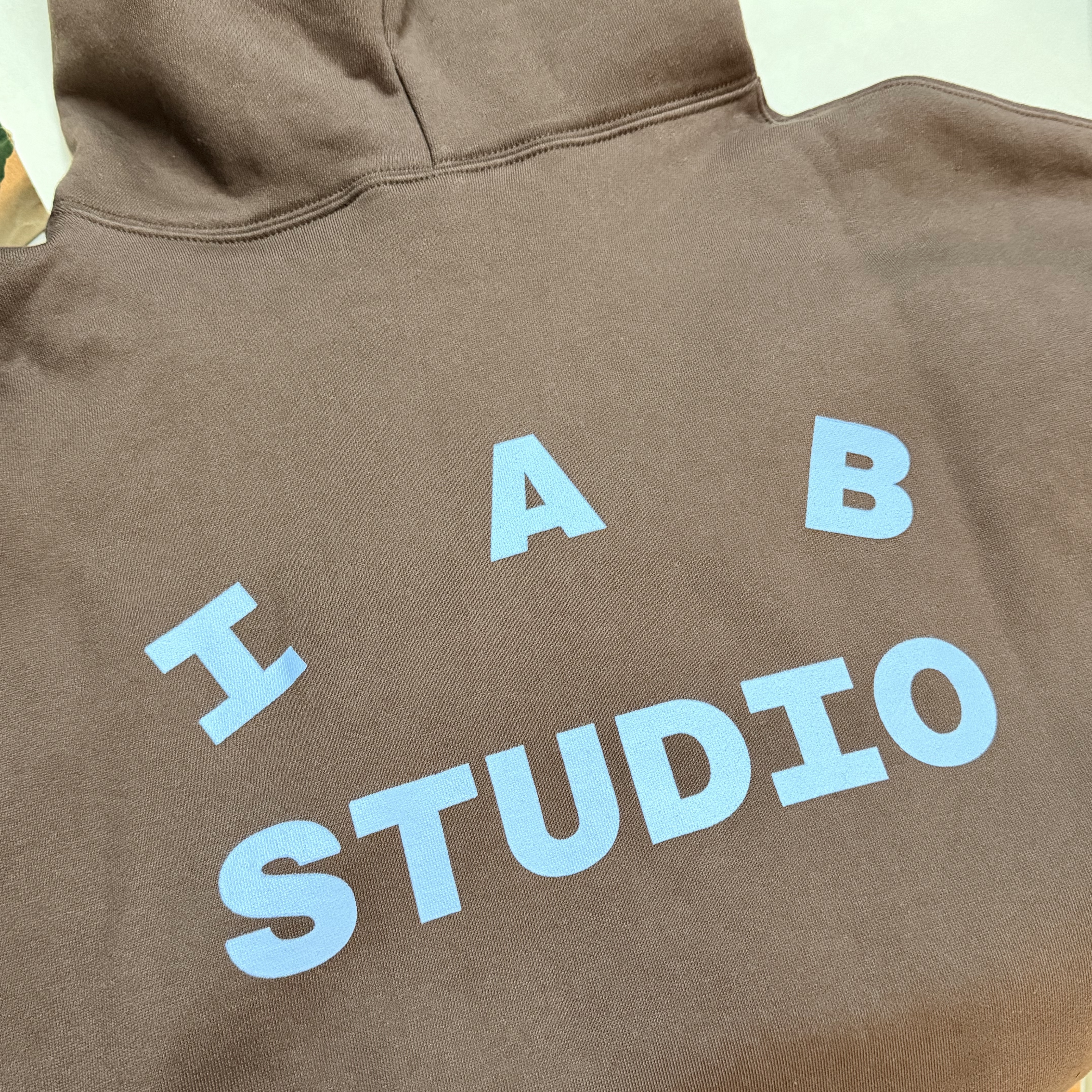 IAB Studio Red Horse Hoodie Brown 착용 스타일 - 3