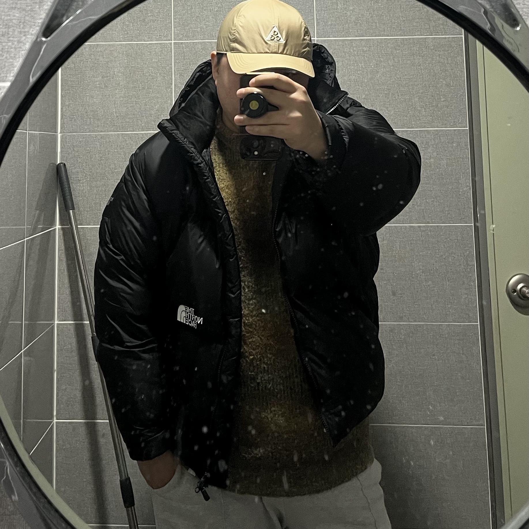 The North Face White Label Project Down Jacket RDS Black - 25FW, Nike ACG Dri-Fit Club Trail Cap Parachute Beige 착용 스타일