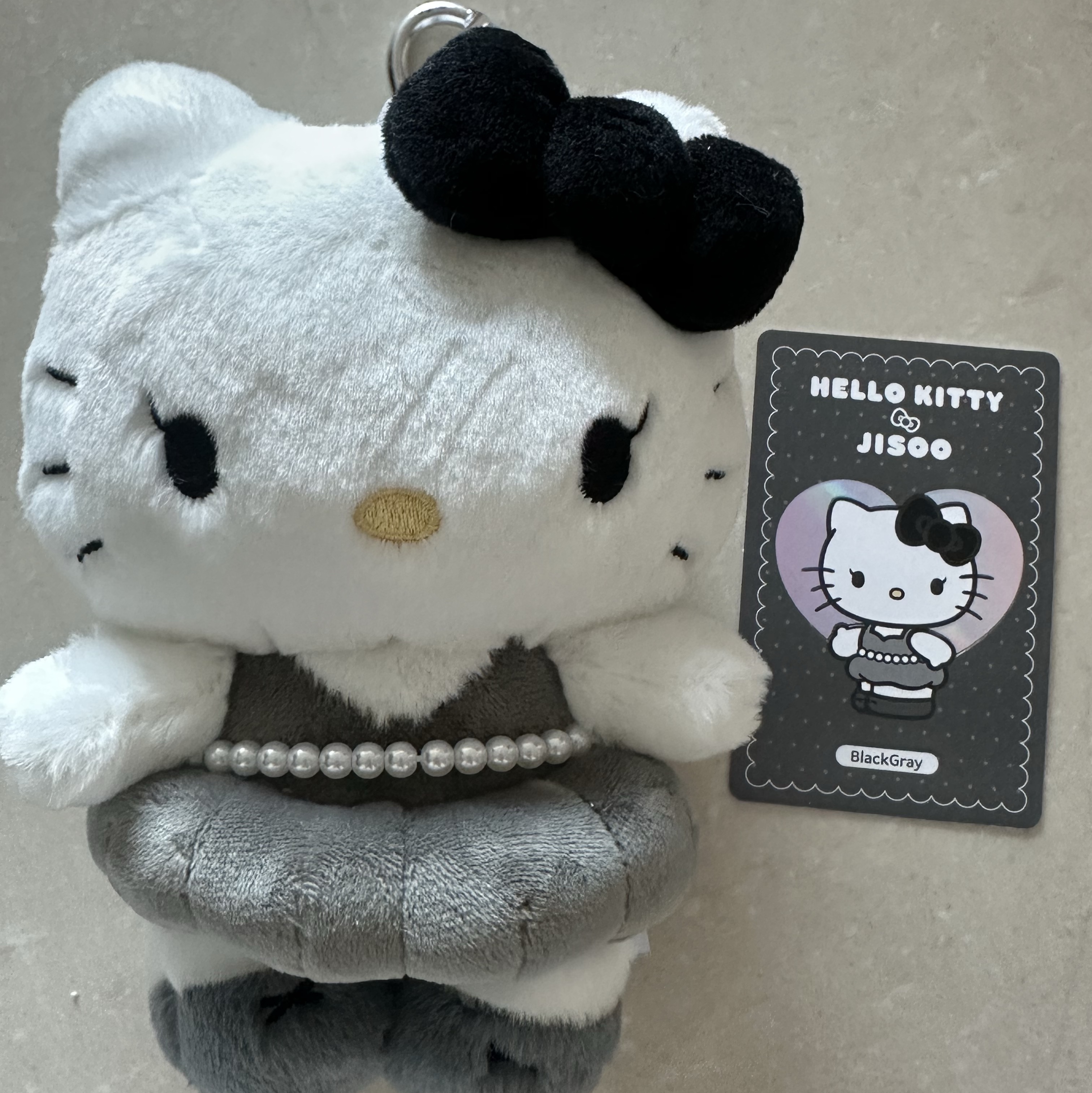 HELLO KITTY x JISOO Plush Keychain Black Gray (Opened Case) 착용 스타일 - 1