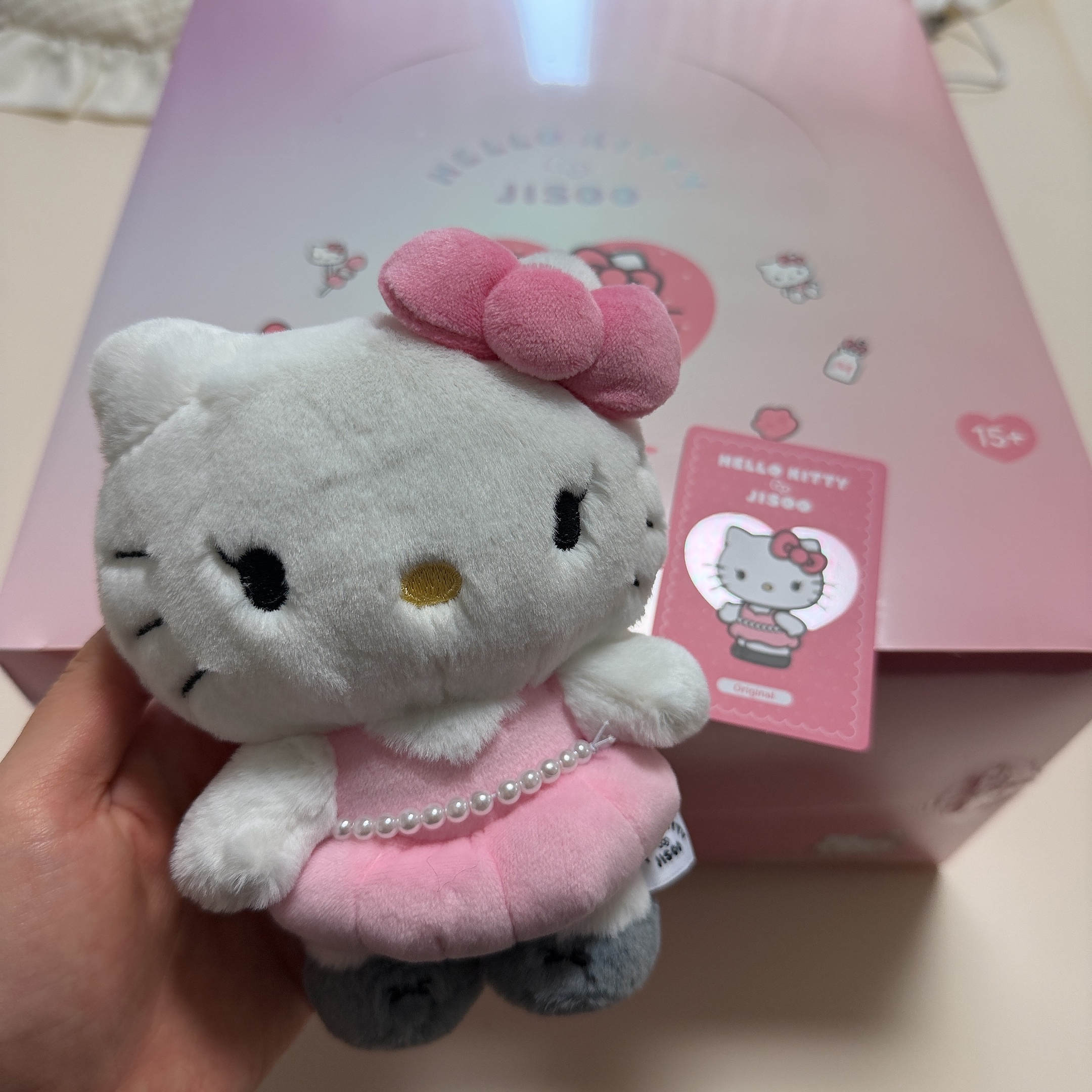 HELLO KITTY x JISOO Random Plush Keychain Set (Set of 9) 착용 스타일 - 4
